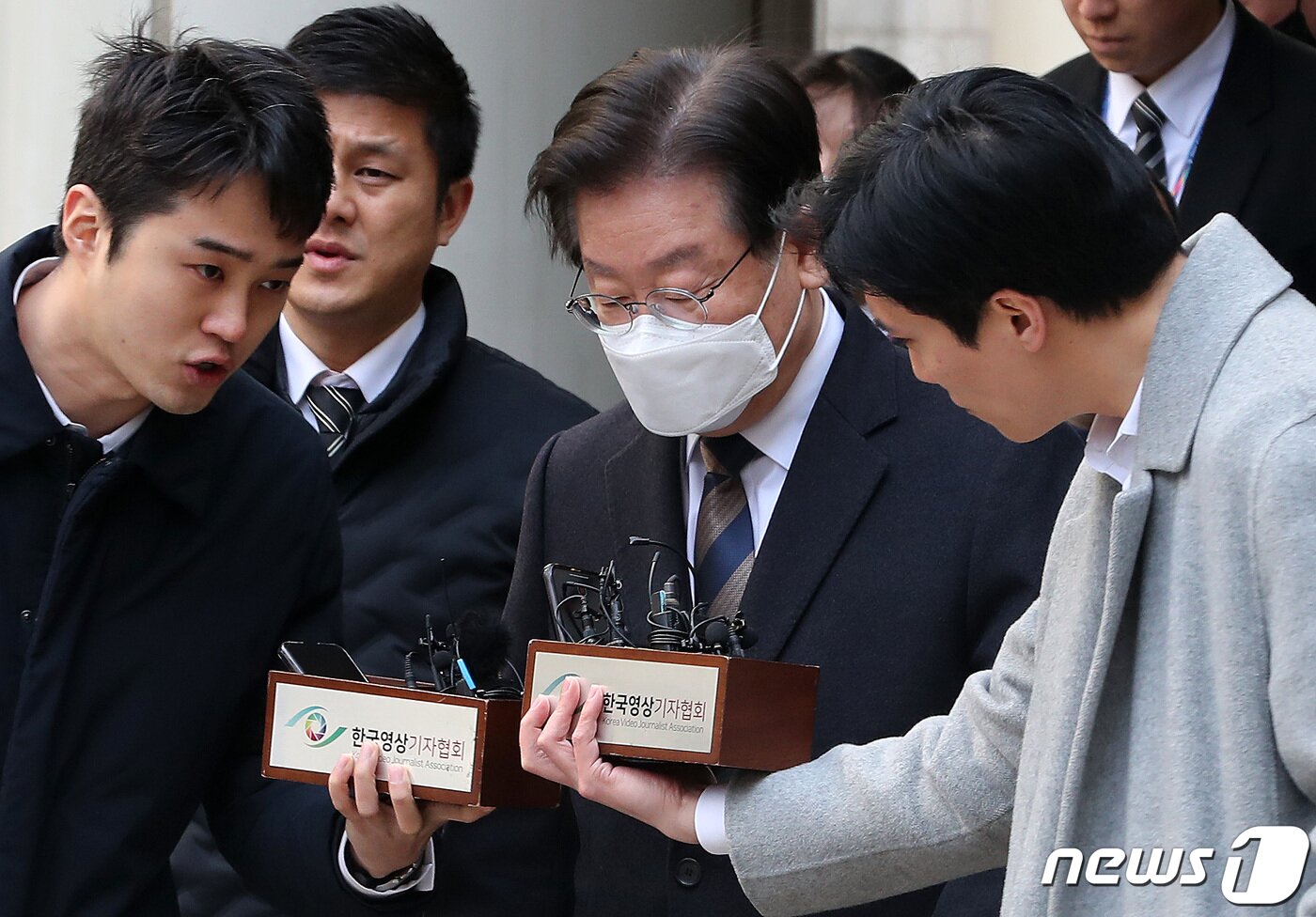 본문 이미지 - 공직선거법 위반 혐의를 받고 있는 이재명 더불어민주당 대표가 3일 서울 서초구 서울중앙지방법원에서 열린 첫 공판을 받는 도중 점심식사를 하기 위해 청사를 나서고 있다. 2023.3.3/뉴스1 ⓒ News1 이동해 기자