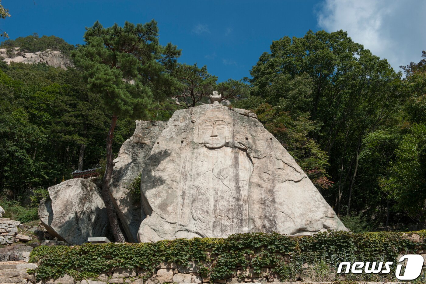 본문 이미지 - 제천시 한수면 덕주사에 있는 마애불 