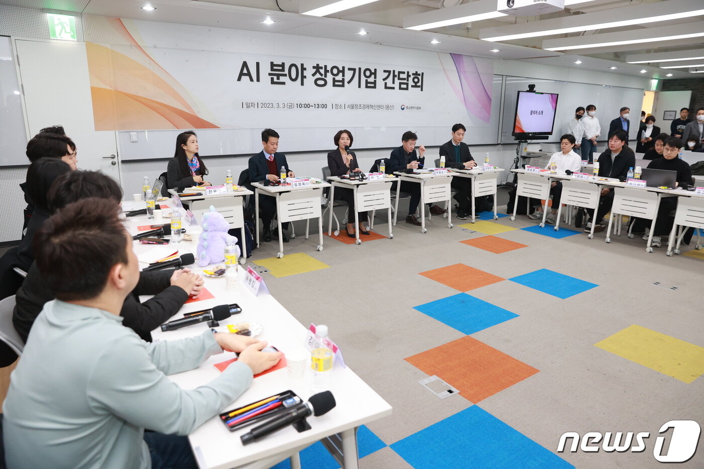 본문 이미지 - 이영 중소벤처기업부 장관이 3일 서울 용산 서울창조경제혁신센터에서 열린 AI 분야 창업기업 간담회에서 AI 스타트업의 애로를 청취하고 있다. (중소벤처기업부 제공)/ 2023.03.03 ⓒ 뉴스1