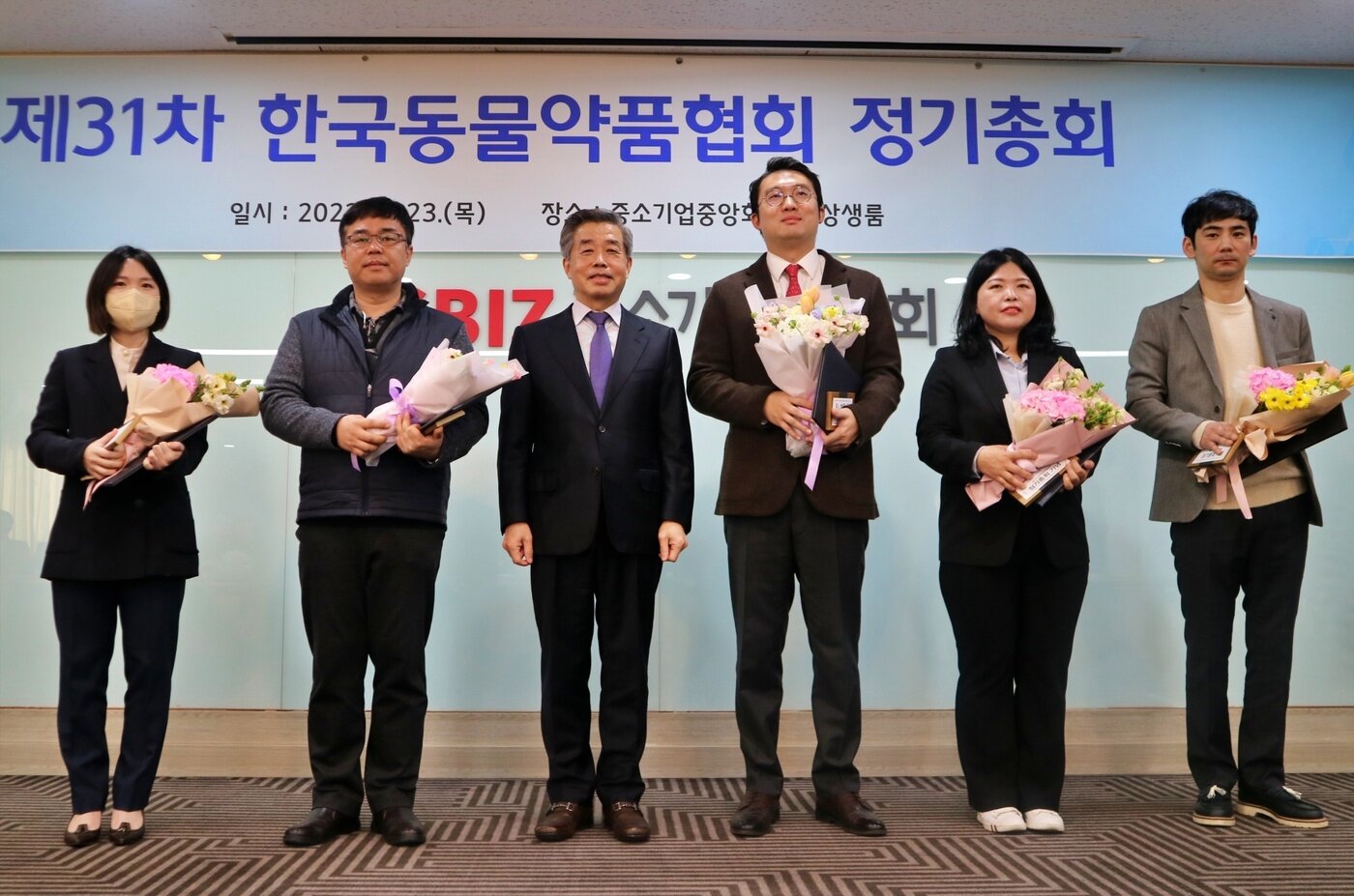 본문 이미지 - 한국동물약품협회는 2월 23일 서울 여의도 중소기업중앙회에서 '2023년도 정기총회'를 개최하고 동물용의약품 수출 유공자 표창을 수여했다.(협회 제공) ⓒ 뉴스1