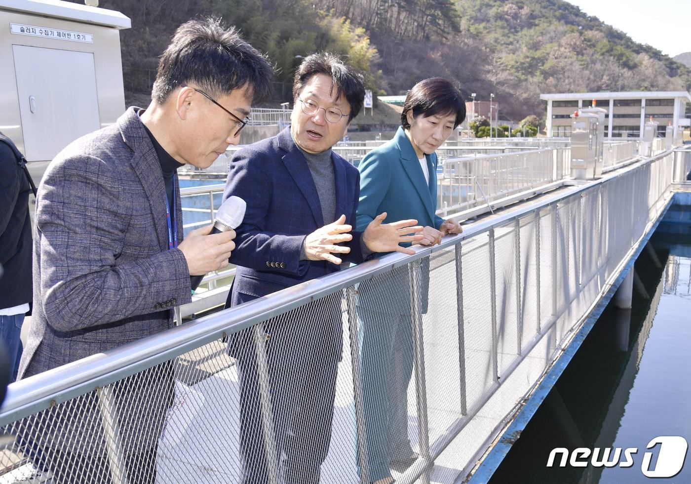 본문 이미지 - 강기정 광주시장과 한화진 환경부 장관이 지난달 3일 오전 동구 용연정수장을 방문해 정수장 시설을 살펴보고 있다.(광주시 제공)2023.3.3/뉴스1 ⓒ News1 박준배 기자