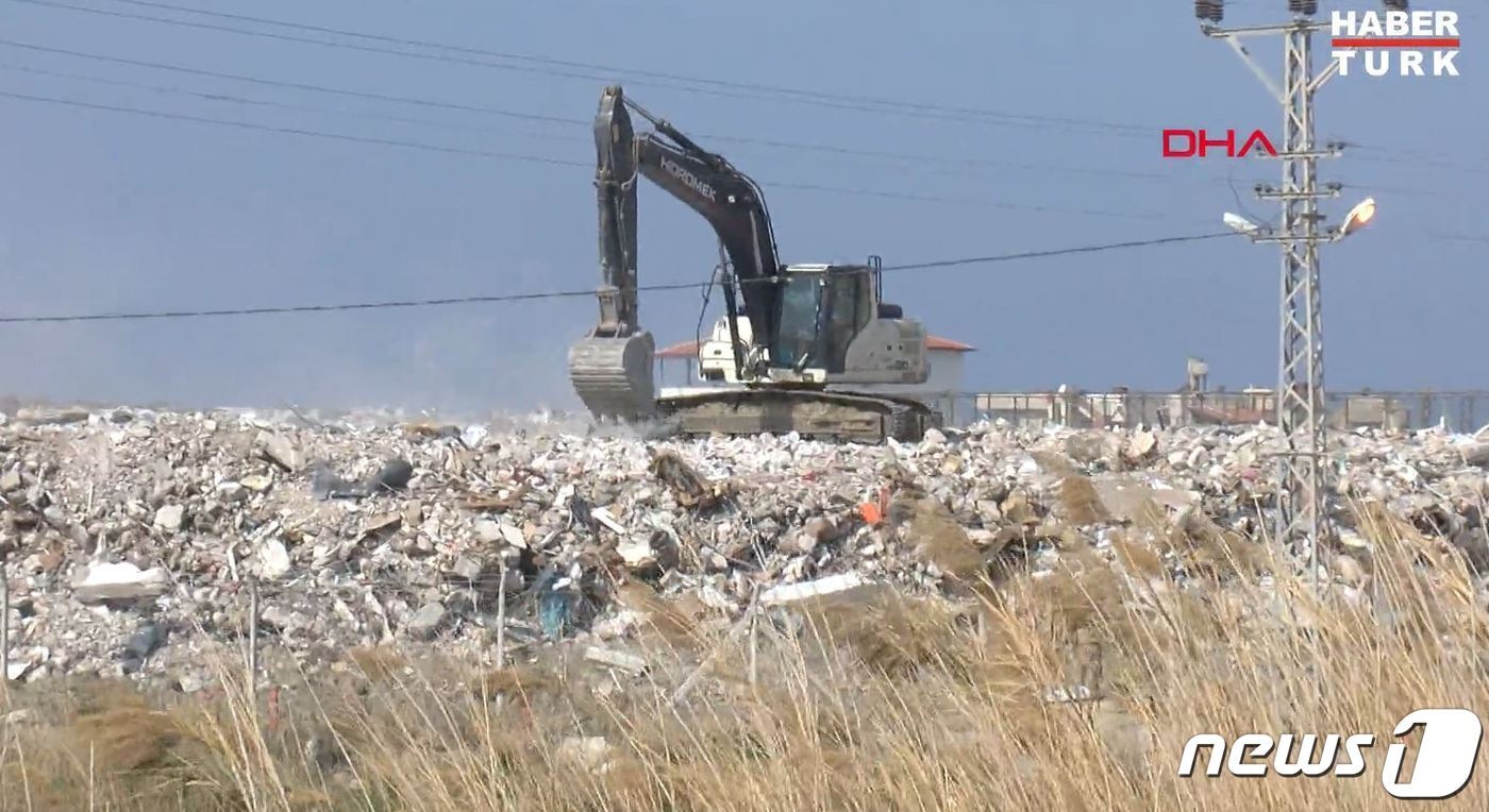 본문 이미지 - 2일(현지시간) 튀르키예 남부 하타이주의 한 조류 보호구역에 건설폐기물이 산처럼 쌓여있다. (하베르튀르크 갈무리)
