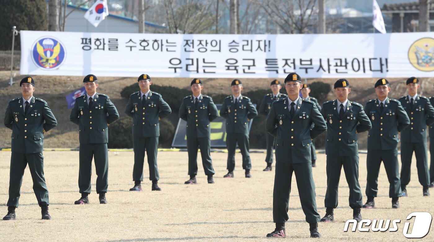 본문 이미지 - 3일 오후 경기 광주시 육군 특수전학교에서 '54기 1차 특전부사관 임관식'이 열리고 있다. 2023.3.3/뉴스1 ⓒ News1 김영운 기자