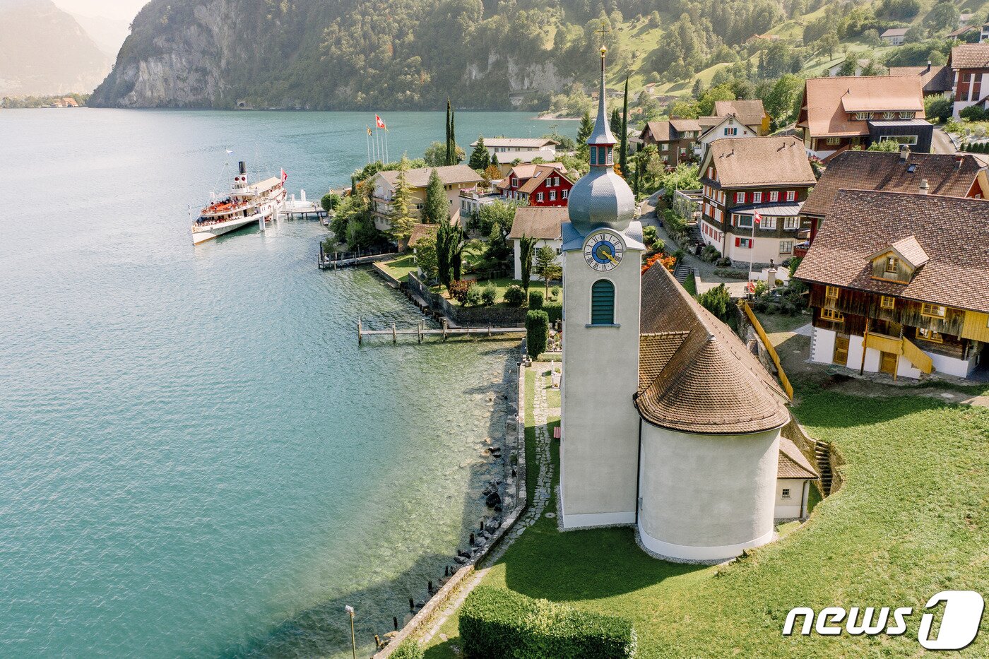 본문 이미지 - 호수를 향한 건물들이 자리한 바우엔 마을