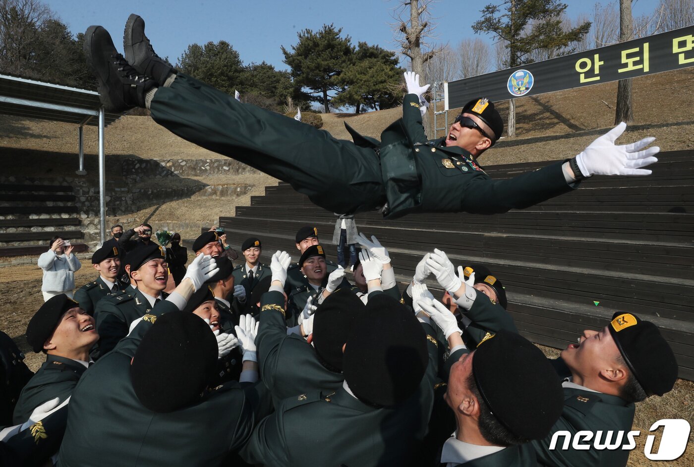 본문 이미지 - 3일 오후 경기 광주시 육군 특수전학교에서 열린 '54기 1차 특전부사관 임관식'에서 신임 특전부사관들이 훈련교관을 헹가래 치고 있다. 2023.3.3/뉴스1 ⓒ News1 김영운 기자