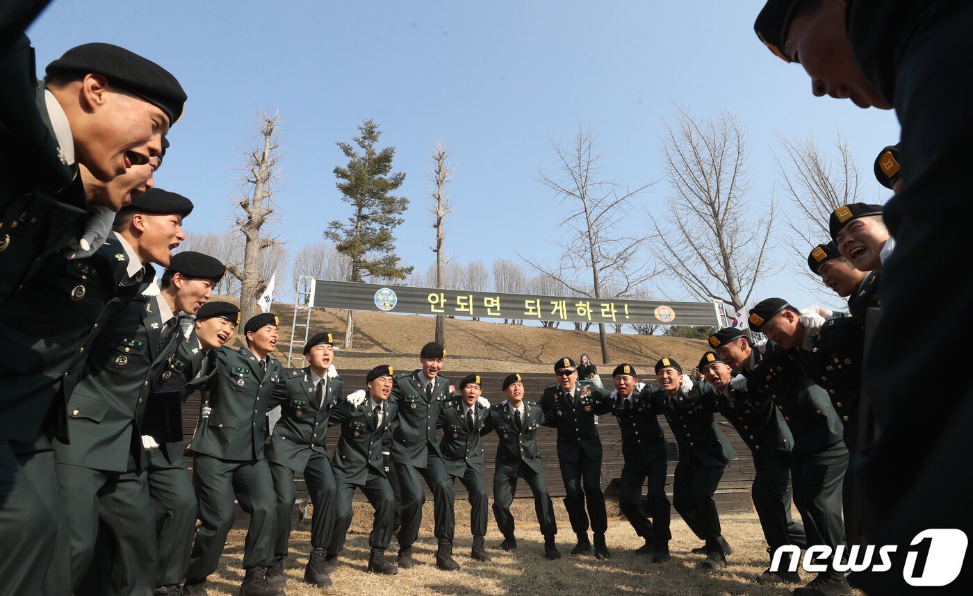 본문 이미지 - 3일 오후 경기 광주시 육군 특수전학교에서 열린 '54기 1차 특전부사관 임관식'에서 신임 특전부사관들이 임관식을 마치고 군가를 부르고 있다. 2023.3.3/뉴스1 ⓒ News1 김영운 기자