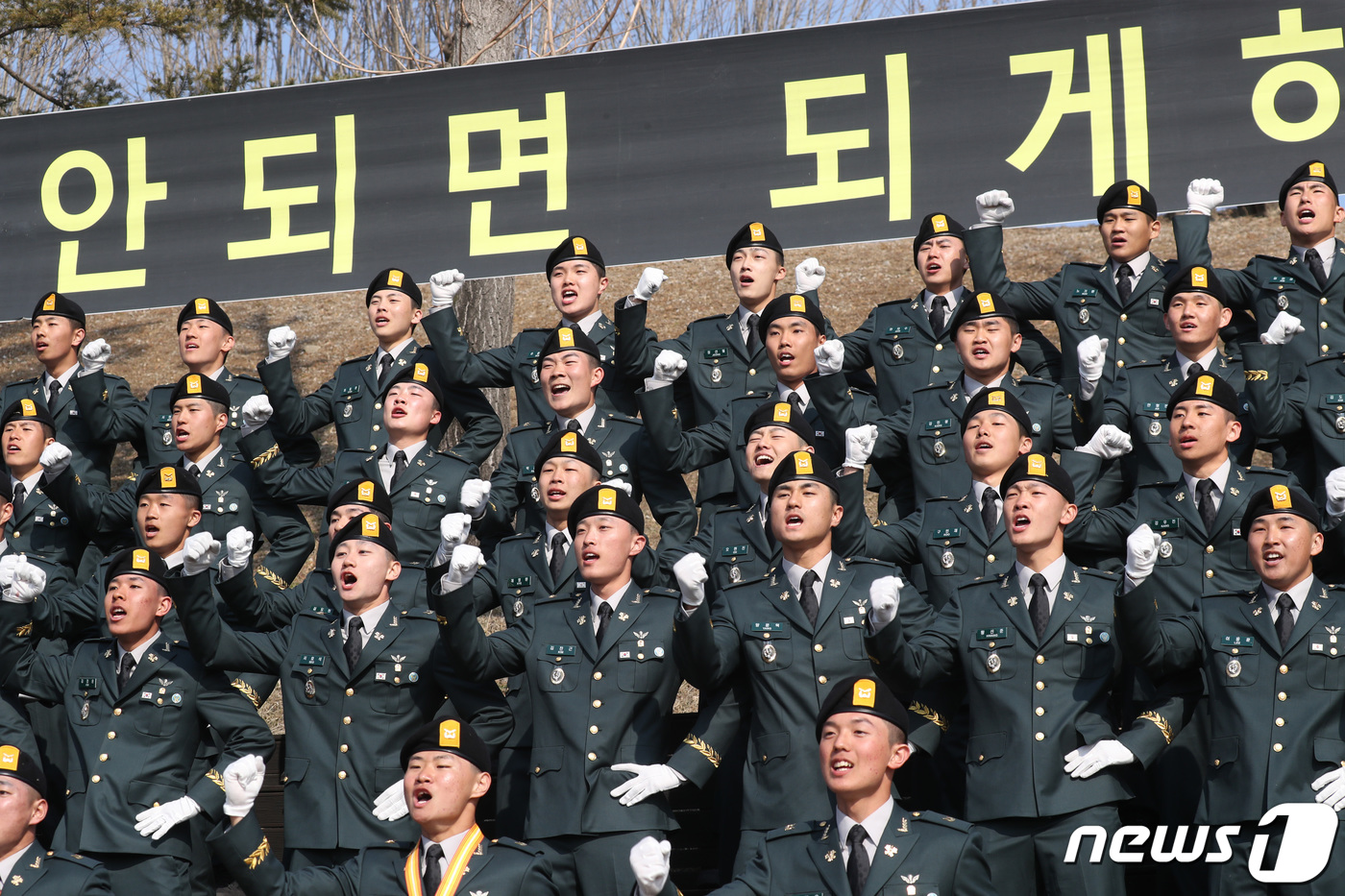 (경기광주=뉴스1) 김영운 기자 = 3일 오후 경기 광주시 육군 특수전학교에서 열린 '54기 1차 특전부사관 임관식'에서 신임 특전부사관들이 임관식을 마치고 군가를 부르고 있다. …