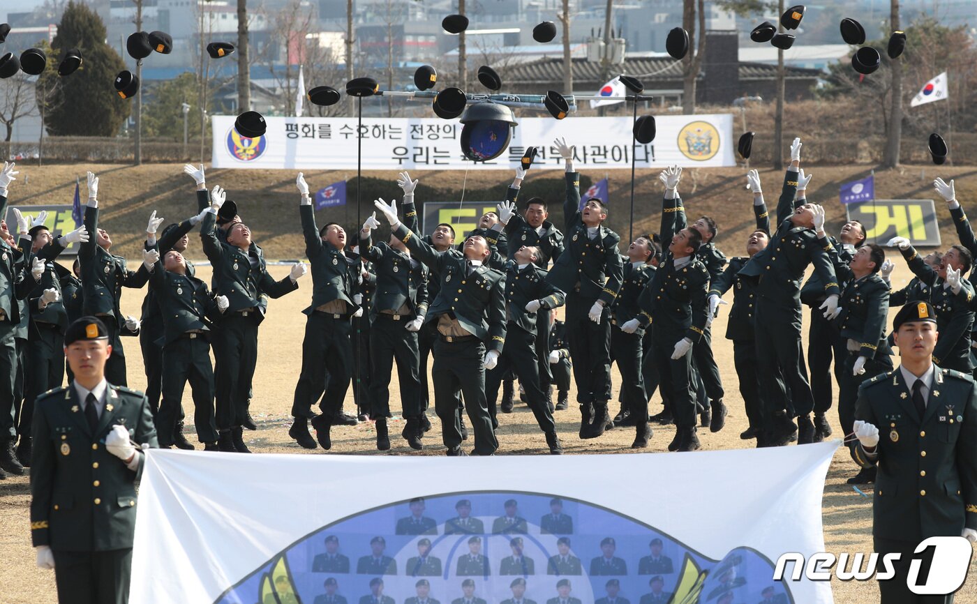 본문 이미지 - 3일 오후 경기 광주시 육군 특수전학교에서 열린 '54기 1차 특전부사관 임관식'에서 신임 특전부사관들이 베레모를 머리 위로 던지며 임관을 자축하고 있다. 2023.3.3/뉴스1 ⓒ News1 김영운 기자