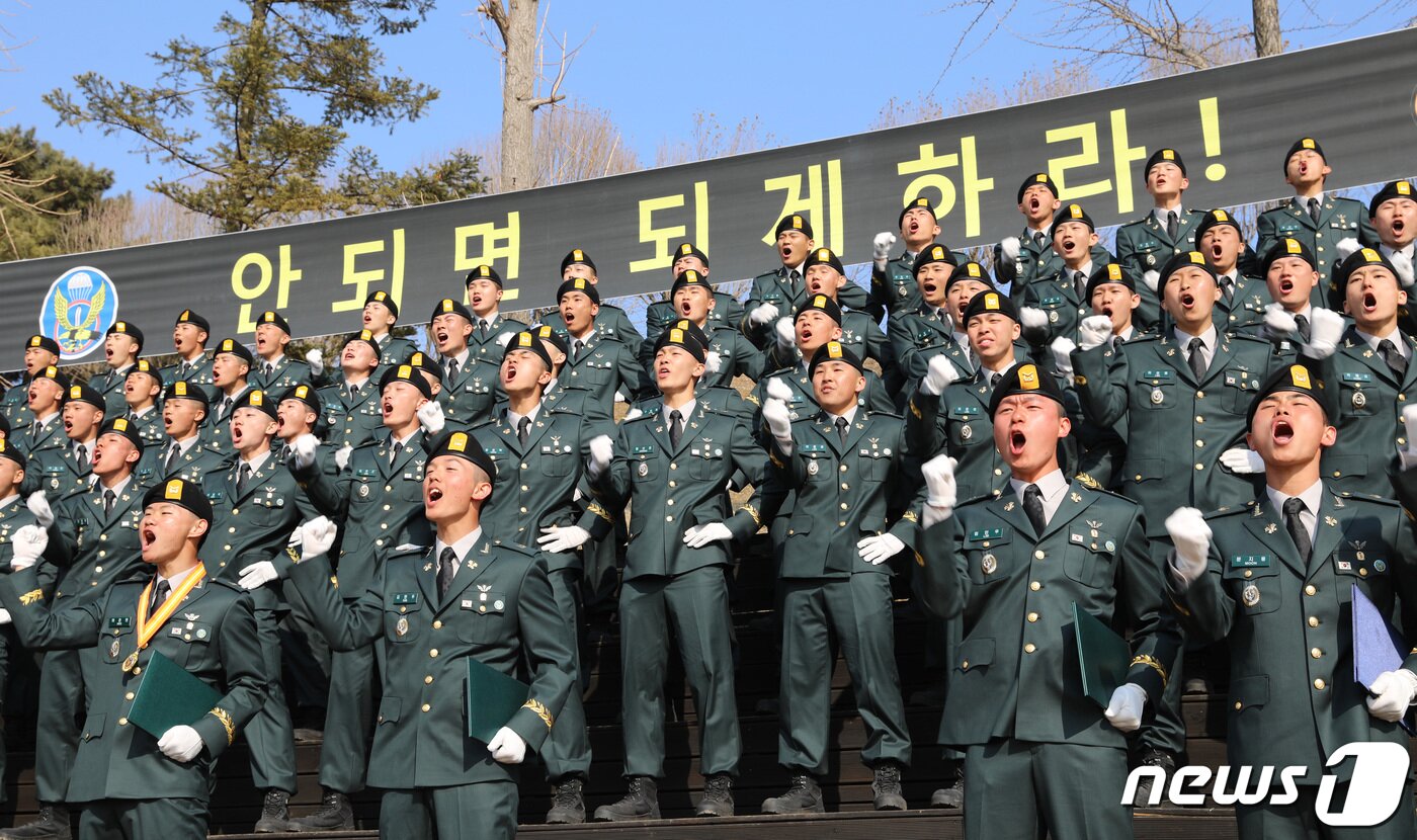 본문 이미지 - 3일 오후 경기 광주시 육군 특수전학교에서 열린 '54기 1차 특전부사관 임관식'에서 신임 특전부사관들이 임관식을 마친 뒤 군가를 부르고 있다. 2023.3.3/뉴스1 ⓒ News1 김영운 기자