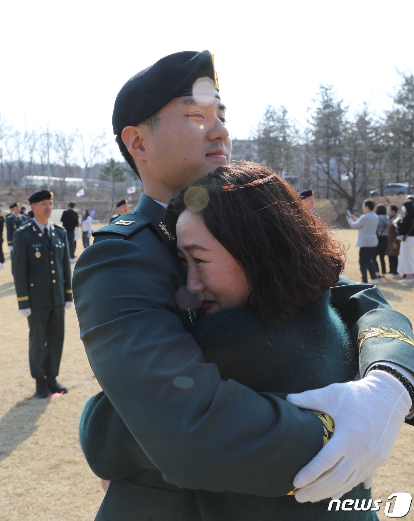 본문 이미지 - 3일 오후 경기 광주시 육군 특수전학교에서 열린 '54기 1차 특전부사관 임관식'에서 어머니가 아들을 끌어안고 있다. 2023.3.3/뉴스1 ⓒ News1 김영운 기자