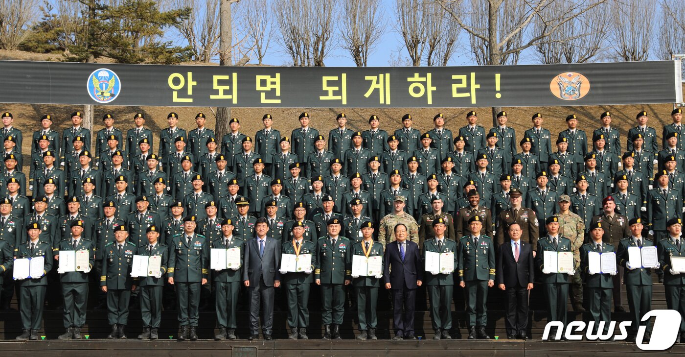 본문 이미지 - 3일 오후 경기 광주시 육군 특수전학교에서 열린 '54기 1차 특전부사관 임관식'에서 손식 특수전사령관과 연경수 특수전학교장 및 내빈들과 신임 특전부사관들이 임관식을 마치고 기념촬영을 하고 있다. 2023.3.3/뉴스1 ⓒ News1 김영운 기자