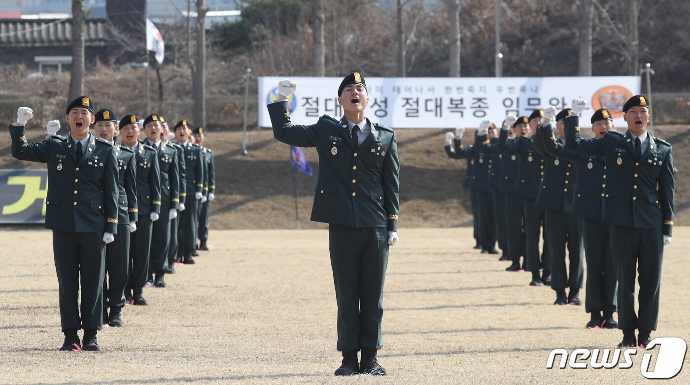 본문 이미지 - 3일 오후 경기 광주시 육군 특수전학교에서 열린 '54기 1차 특전부사관 임관식'에서 신임 특전부사관들이 임관선서를 하고 있다. 2023.3.3/뉴스1 ⓒ News1 김영운 기자