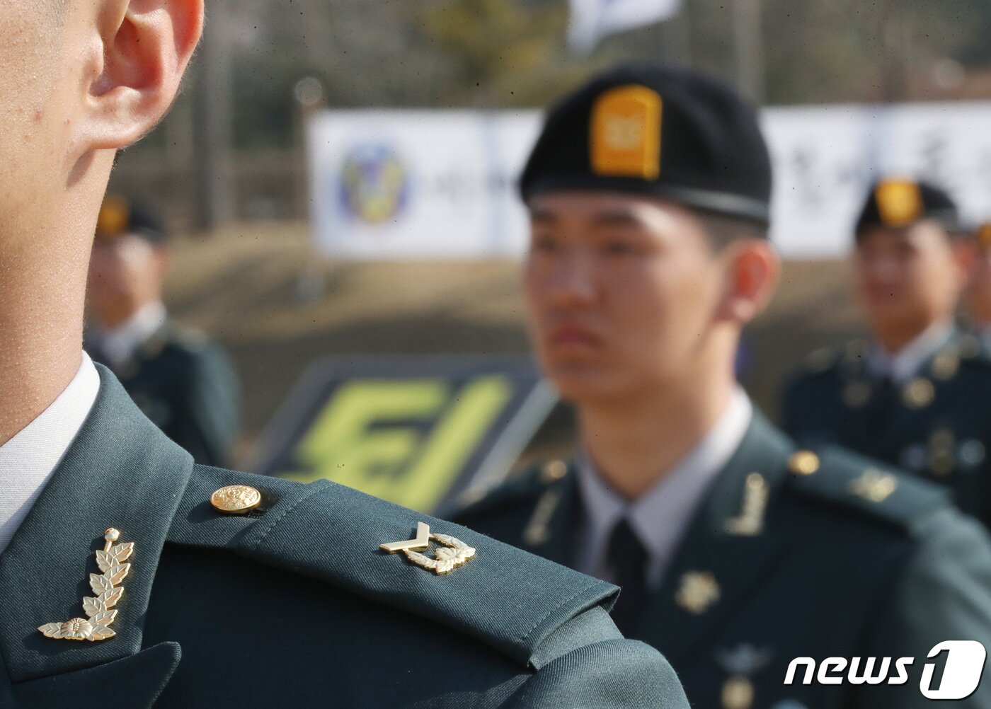 본문 이미지 - 3일 오후 경기 광주시 육군 특수전학교에서 열린 '54기 1차 특전부사관 임관식'에서 신임 특전부사관들의 어깨에 하사 계급장이 달려 있다. 2023.3.3/뉴스1 ⓒ News1 김영운 기자