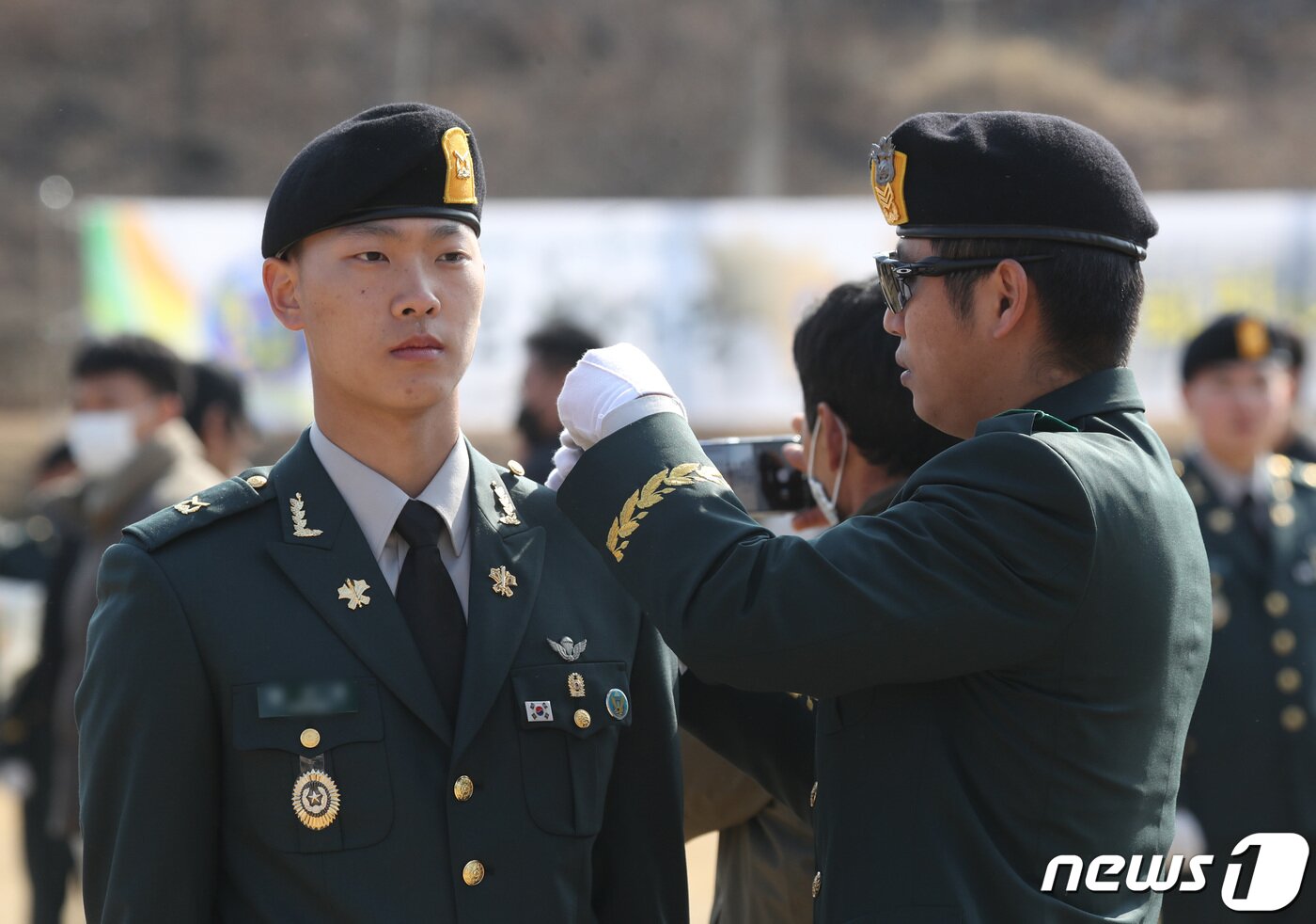 본문 이미지 - 3일 오후 경기 광주시 육군 특수전학교에서 열린 '54기 1차 특전부사관 임관식'에서 훈련교관이 신임 특전부사관에서 계급장을 달아주고 있다. 2023.3.3/뉴스1 ⓒ News1 김영운 기자
