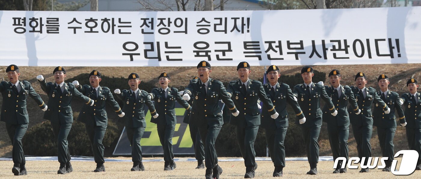 본문 이미지 - 3일 오후 경기 광주시 육군 특수전학교에서 열린 '54기 1차 특전부사관 임관식'에서 신임 특전부사관들이 입장하고 있다. 2023.3.3/뉴스1 ⓒ News1 김영운 기자
