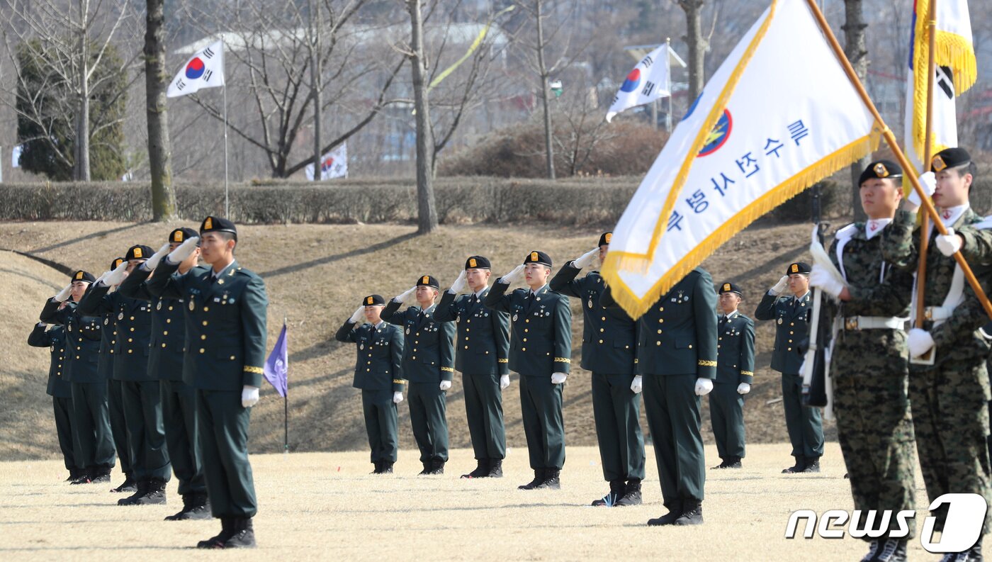 본문 이미지 - 3일 오후 경기 광주시 육군 특수전학교에서 열린 '54기 1차 특전부사관 임관식'에서 신임 특전부사관들이 국기에대한 경례를 하고 있다. 2023.3.3/뉴스1 ⓒ News1 김영운 기자