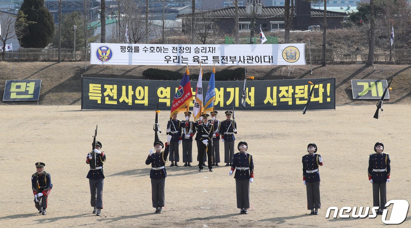 본문 이미지 - 3일 오후 경기 광주시 육군 특수전학교에서 열린 '54기 1차 특전부사관 임관식'에서 지상작전사령부 의장대가 시범을 보이고 있다. 2023.3.3/뉴스1 ⓒ News1 김영운 기자