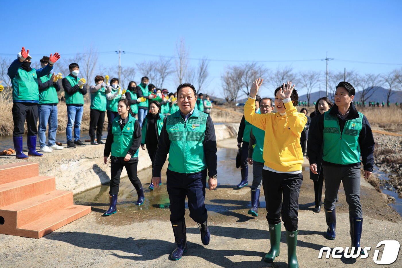 본문 이미지 - 김건희 여사가 3일 경상북도 포항시 기계면 기계천 인근에서 열린 ‘우리 바다, 우리 강 살리기’ 환경정화 활동에 참여하며 참가자들에게 인사하고 있다. (대통령실 제공) 2023.3.3/뉴스1 ⓒ News1 오대일 기자