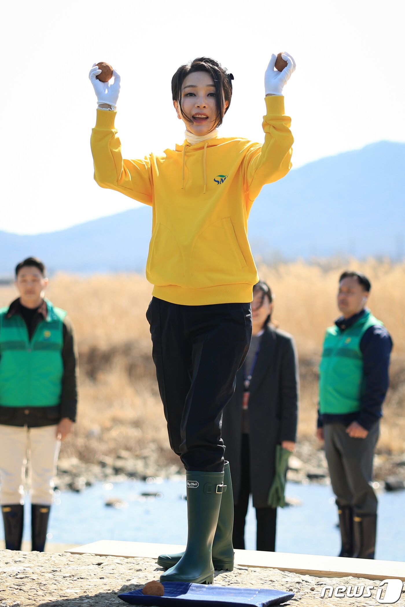 본문 이미지 - 김건희 여사가 3일 경상북도 포항시 기계면 기계천 인근에서 열린 ‘우리 바다, 우리 강 살리기’ 환경정화 활동에 참여해 수질정화를 돕는 EM(Effective Micro-organisms) 흙공을 하천에 던지고 있다. (대통령실 제공) 2023.3.3/뉴스1 ⓒ News1 오대일 기자