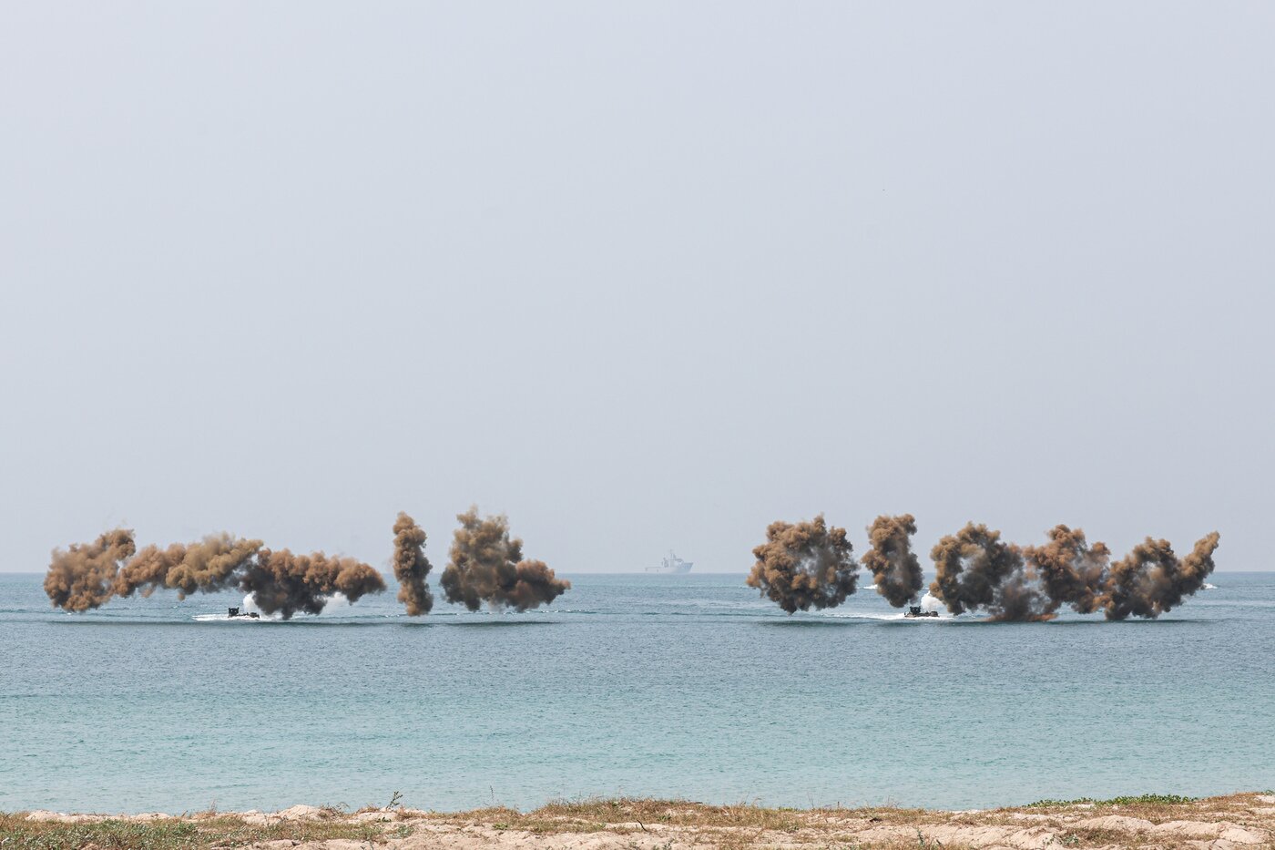 본문 이미지 - 해병대 KAAV가 상륙작전 중 연막탄을 발사했다. (국방일보 제공)