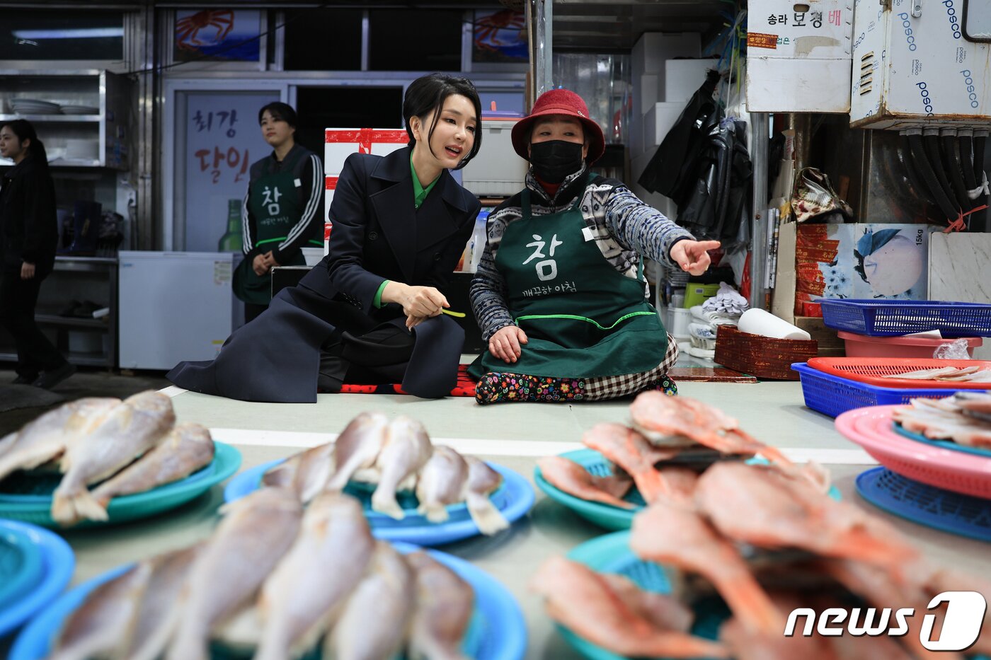 본문 이미지 - 윤석열 대통령 부인 김건희 여사가 3일 경북 포항 죽도시장을 방문해 상인과 대화하고 있다. (대통령실 제공) 2023.3.3/뉴스1 ⓒ News1 오대일 기자