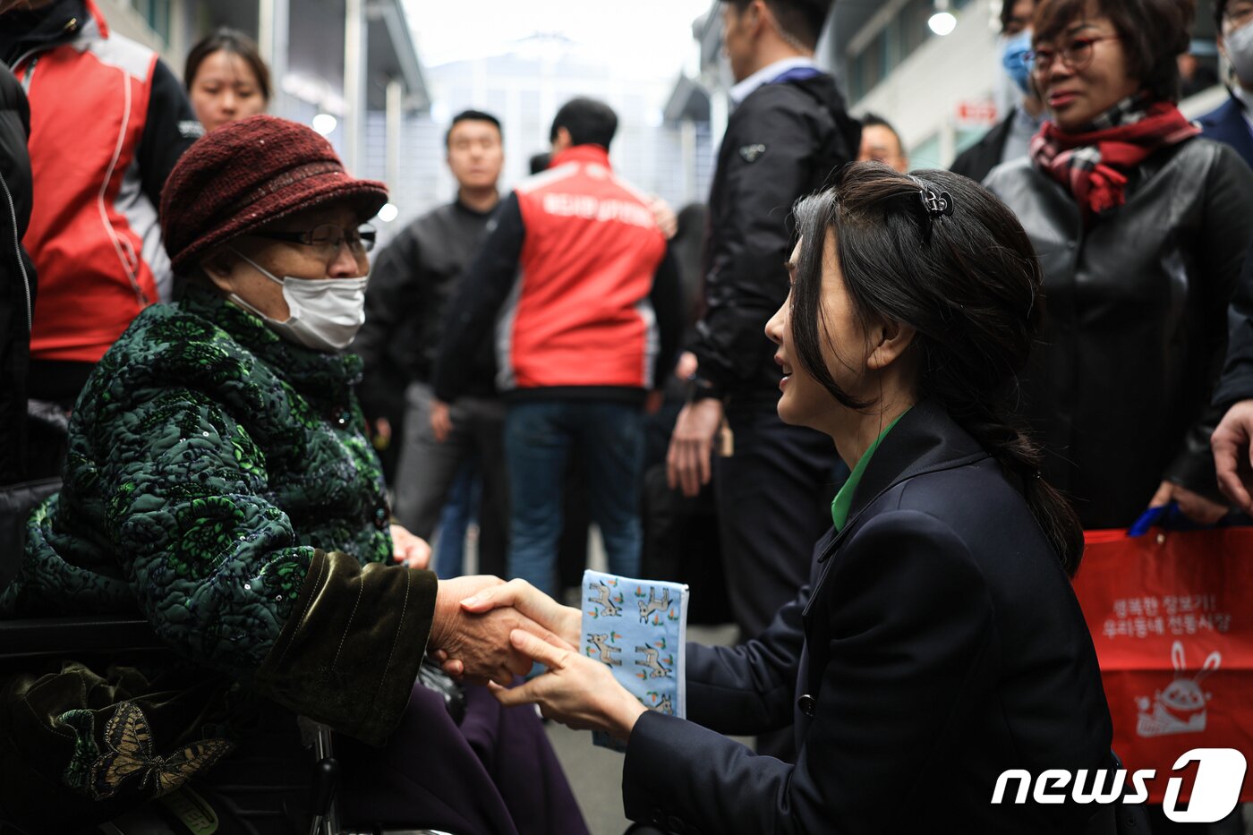 본문 이미지 - 윤석열 대통령 부인 김건희 여사가 3일 경북 포항 죽도시장을 방문해 시민들과 대화하고 있다. (대통령실 제공) 2023.3.3/뉴스1 ⓒ News1 오대일 기자