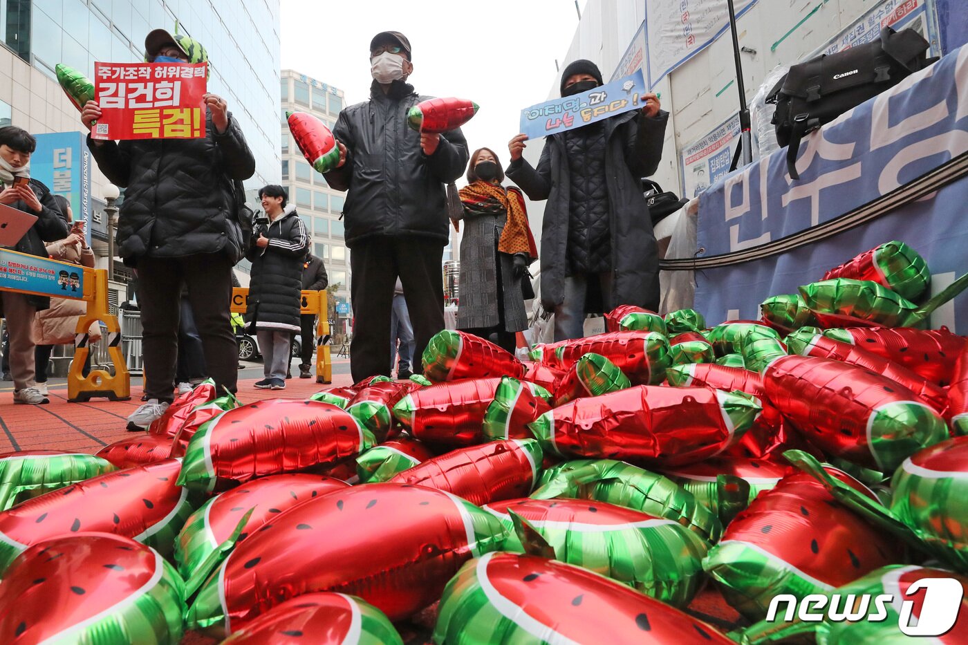 본문 이미지 - 이재명 더불어민주당 대표의 지지자들로 구성된 수박깨기운동본부 회원들이 지난 3월 서울 여의도 더불어민주당사 앞에서 이 대표의 체포 동의안 부결 관련 이탈표 규탄 집회를 하고 있다. 수박은 은어로 겉은 더불어민주당(파란색)이지만 속은 국민의힘(빨간색)이라는 뜻이다. 2023.3.3/뉴스1 ⓒ News1 조태형 기자