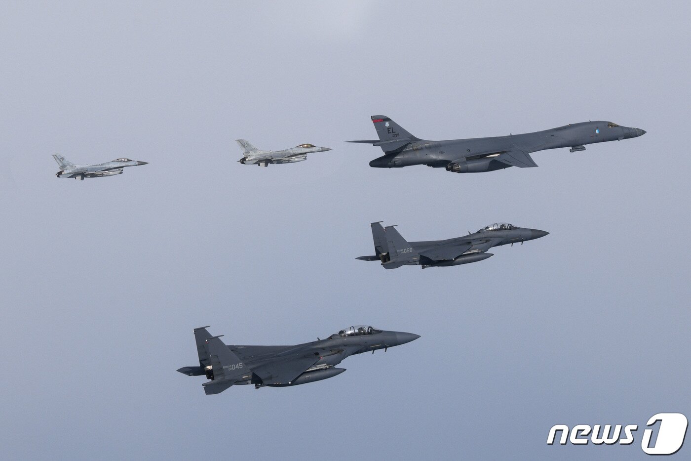 본문 이미지 - 한미 공군이 지난 3일 한반도 서해 및 중부내륙 상공에서 우리측 F-15K·KF-16 전투기와 미측 B-1B 전략폭격기가 참여한 가운데 연합공중훈련을 실시하고 있다. &#40;국방부 제공&#41; 2023.3.3/뉴스1