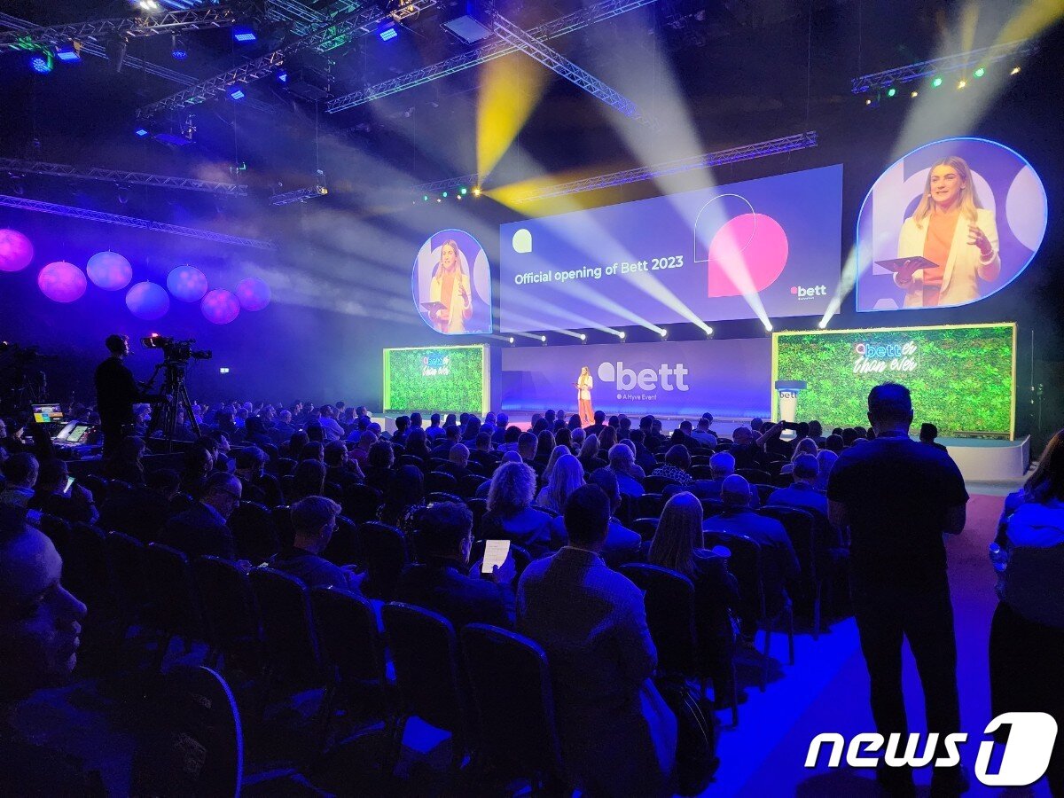 본문 이미지 - 29일(현지시간) 영국 런던 ExCel 박람회장에서 에듀테크 포럼 'Bett UK 2023' 개막식이 진행되고 있다. (교육부 출입기자단 공동취재단) ⓒ News1