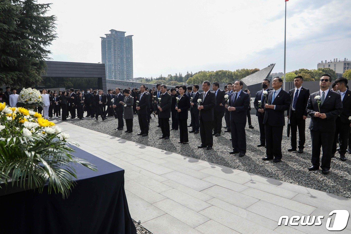 마잉주 전 대만 총통이 29일 &#40;현지시간&#41; 전·현직 총통 중 처음으로 중국 본토를 찾아 난징의 난징 대학살 기념관에서 헌화를 하고 있다. ⓒ AFP=뉴스1 ⓒ News1 우동명 기자