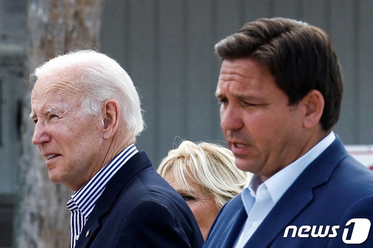 본문 이미지 - 조 바이든(왼쪽) 미국 대통령과 론 디샌티스(오른쪽) 플로리다 주지사 2022.10.5 ⓒ 로이터=뉴스1 ⓒ News1 정윤미 기자