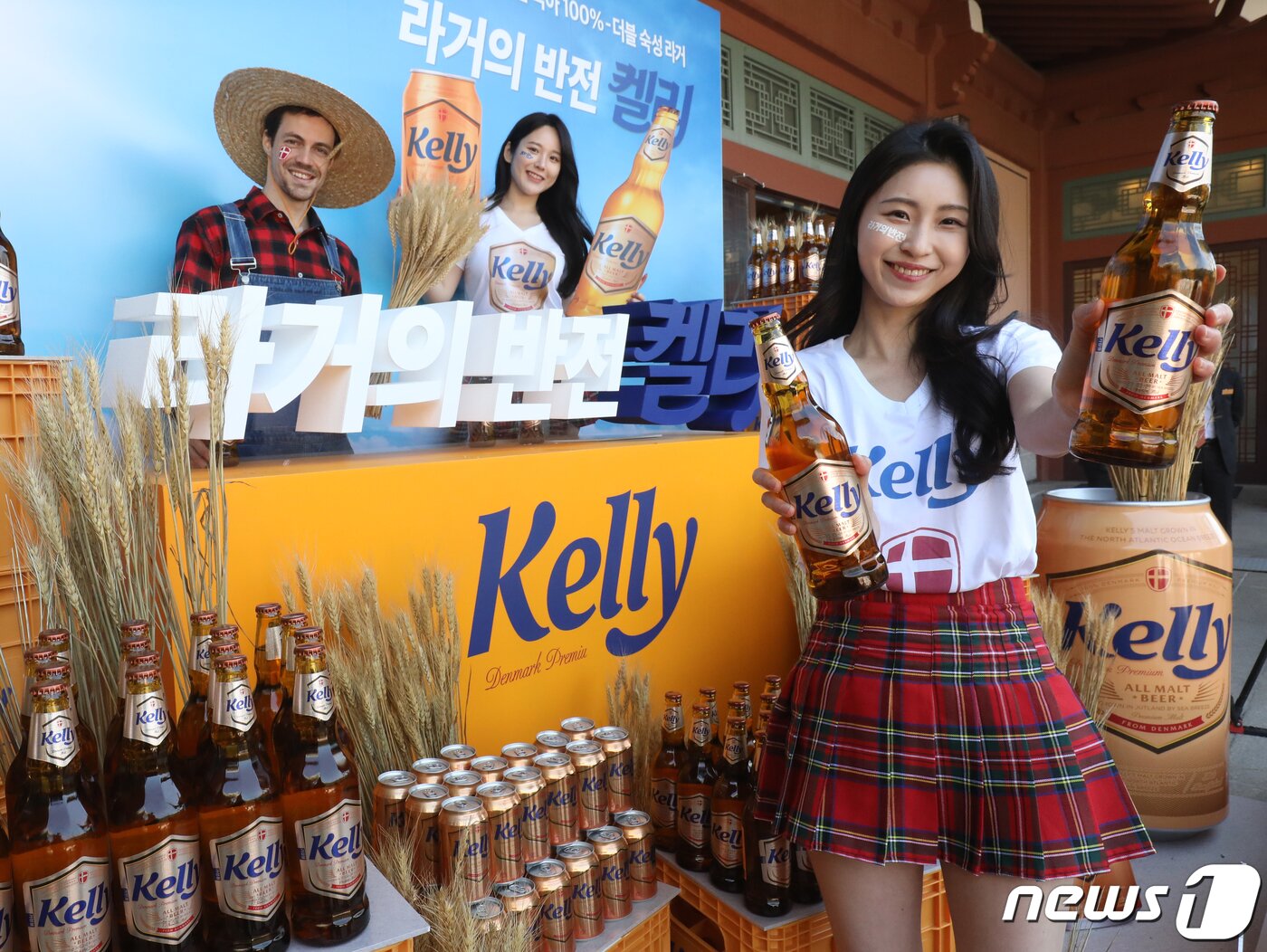 본문 이미지 - 서울 성북구 삼청각에서 열린 하이트진로의 신제품 켈리(Kelly) 출시 행사에서 모델들이 덴마크 프리미엄 맥아 100%의 더블 숙성 라거 켈리를 선보이고 있다. 하이트진로는 두번의 숙성 과정을 거친 신제품 켈리는 부드러움과 강렬한 맛을 동시에 구현것이 특징이라고 밝혔다. 2023.3.30/뉴스1 ⓒ News1 송원영 기자