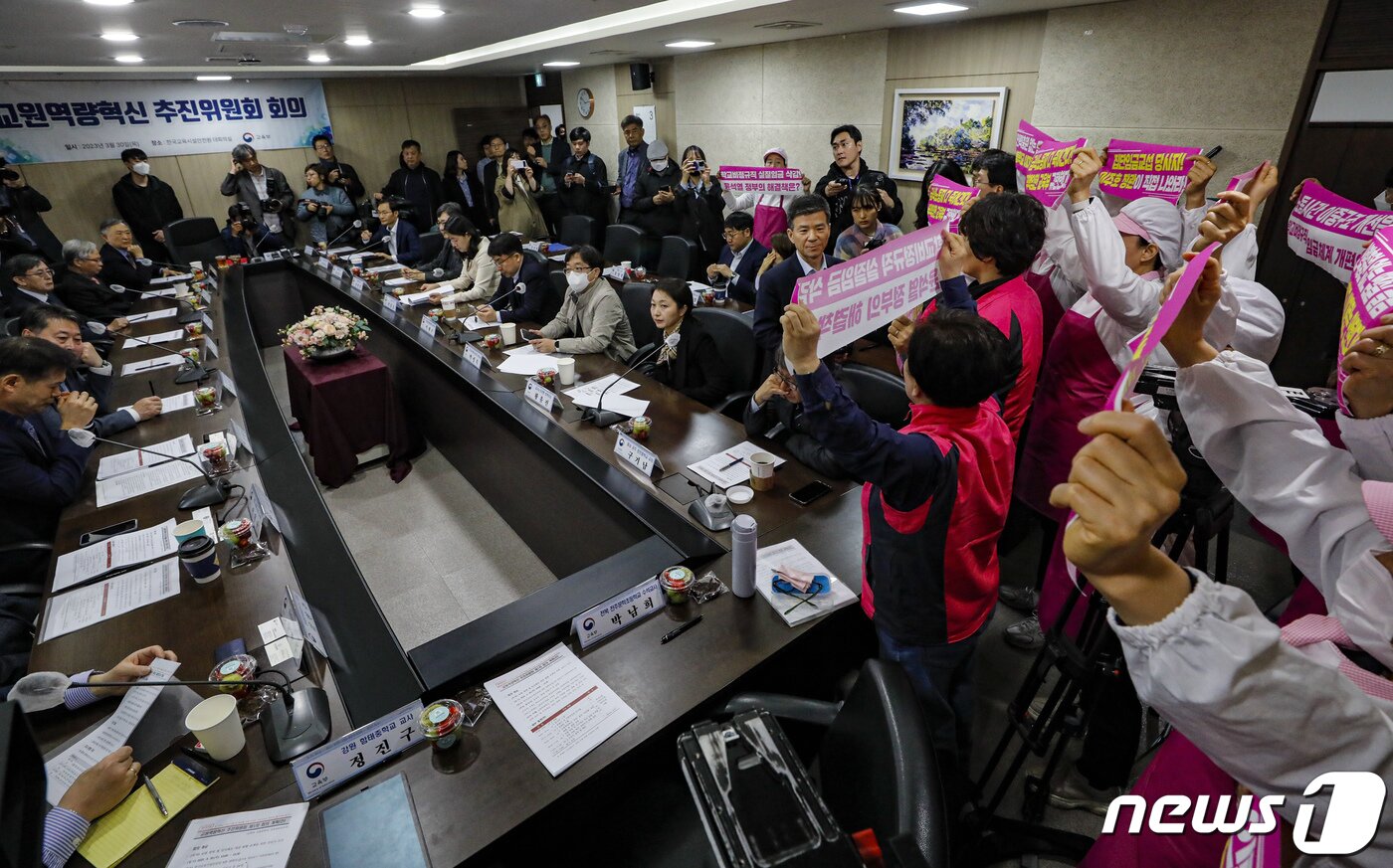 민주노총 학교비정규직 노조의 총파업을 하루 앞둔 30일 조합원들이 서울 영등포구 한국교육시설안전원에서 학교급식실 종사자의 폐암 관련 대책 등을 요구하며 제1차 교원역량혁신 추진위원회에 참석하는 이주호 사회부총리 겸 교육부 장관과 면담을 요청하고 있다. 조합원들은 이곳에서 끝내 이주호 장관을 만나지 못했다. 2023.3.30/뉴스1 ⓒ News1 김도우 기자