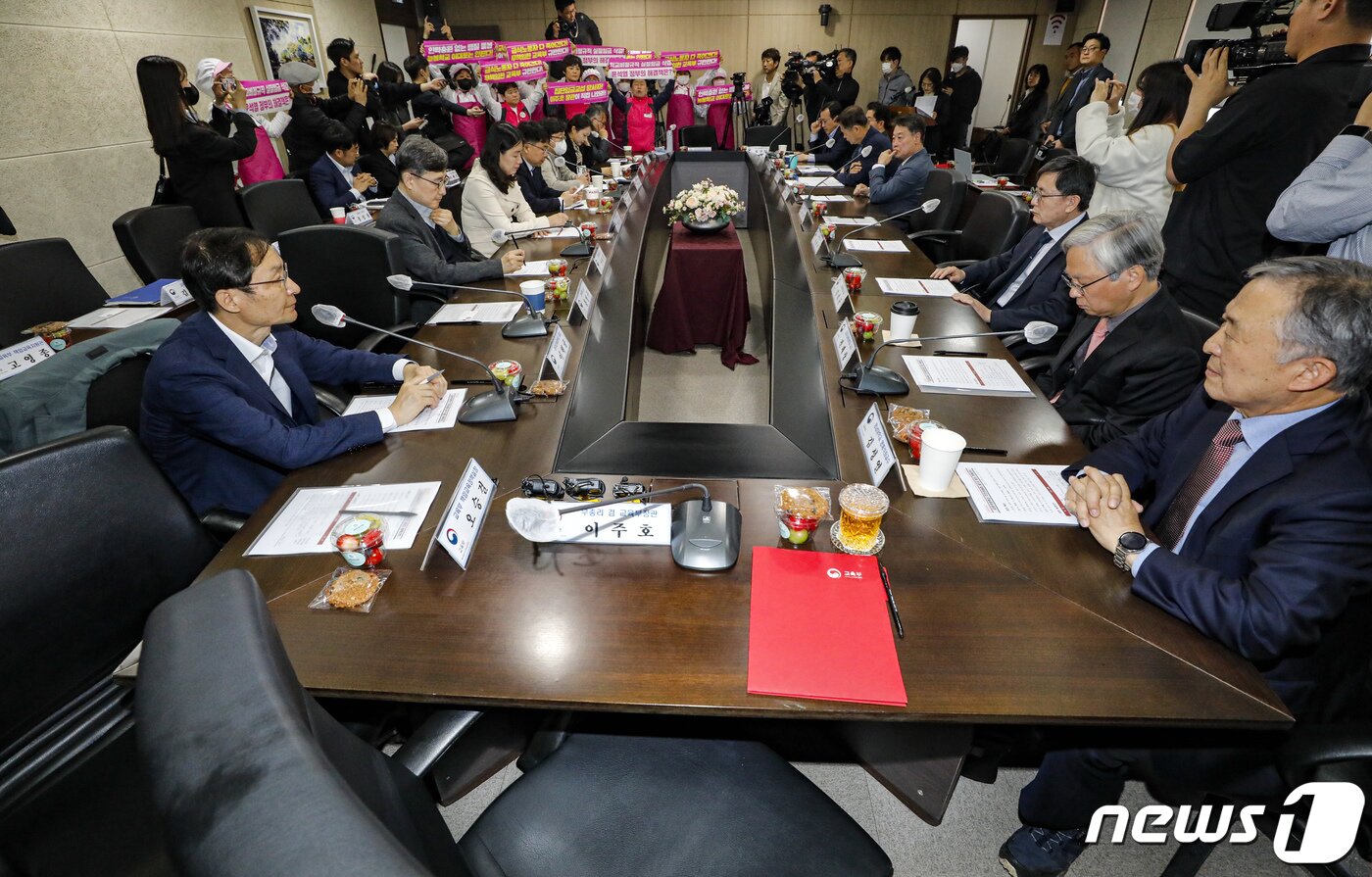 민주노총 학교비정규직 노조의 총파업을 하루 앞둔 30일 조합원들이 서울 영등포구 한국교육시설안전원에서 학교급식실 종사자의 폐암 관련 대책 등을 요구하며 제1차 교원역량혁신 추진위원회에 참석하는 이주호 사회부총리 겸 교육부 장관과 면담을 요청하고 있다. 조합원들은 이곳에서 끝내 이주호 장관을 만나지 못했다. 2023.3.30/뉴스1 ⓒ News1 김도우 기자