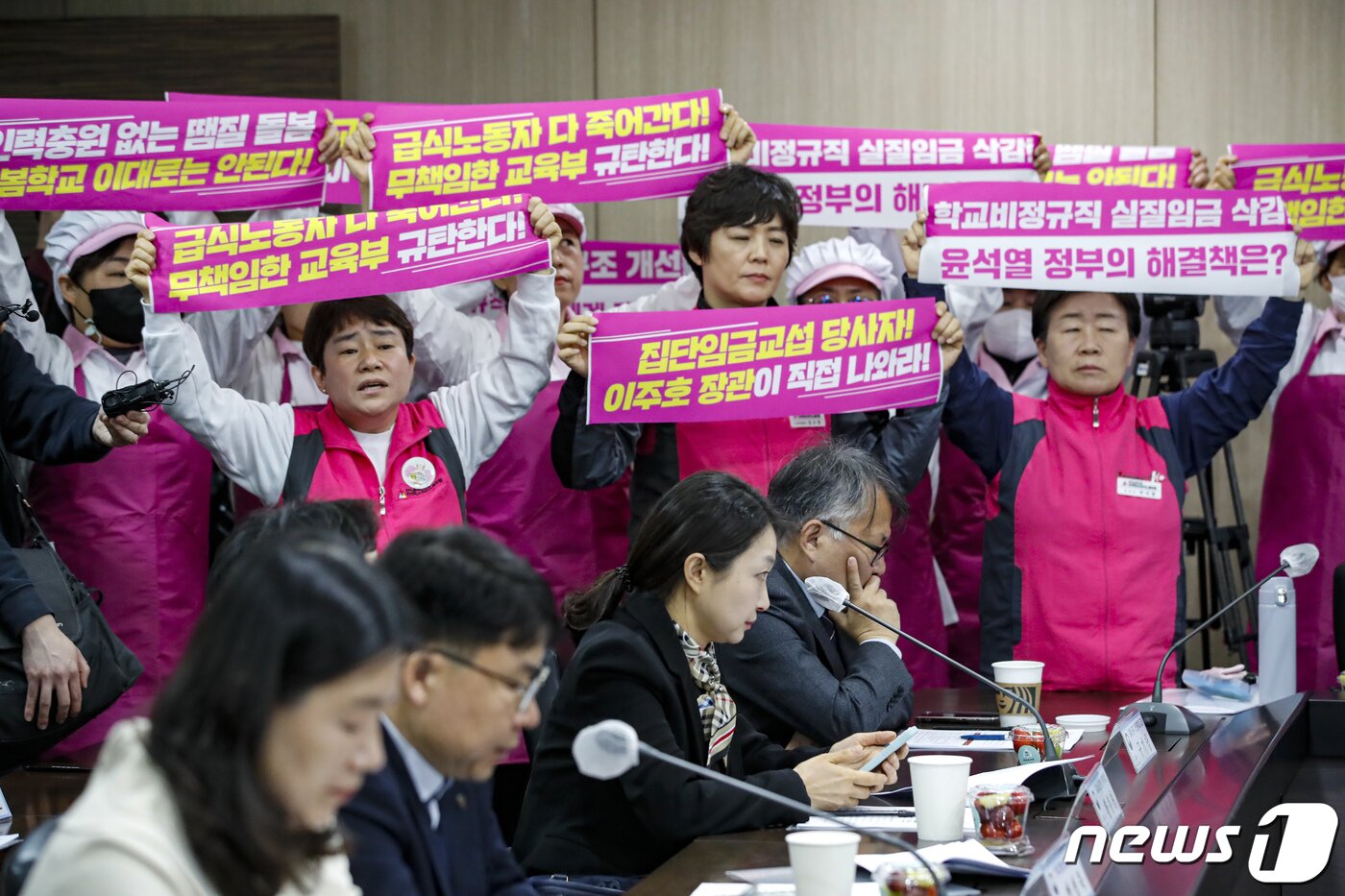 민주노총 학교비정규직 노조의 총파업을 하루 앞둔 30일 조합원들이 서울 영등포구 한국교육시설안전원에서 학교급식실 종사자의 폐암 관련 대책 등을 요구하며 제1차 교원역량혁신 추진위원회에 참석하는 이주호 사회부총리 겸 교육부 장관과 면담을 요청하고 있다. 조합원들은 이곳에서 끝내 이주호 장관을 만나지 못했다. 2023.3.30/뉴스1 ⓒ News1 김도우 기자