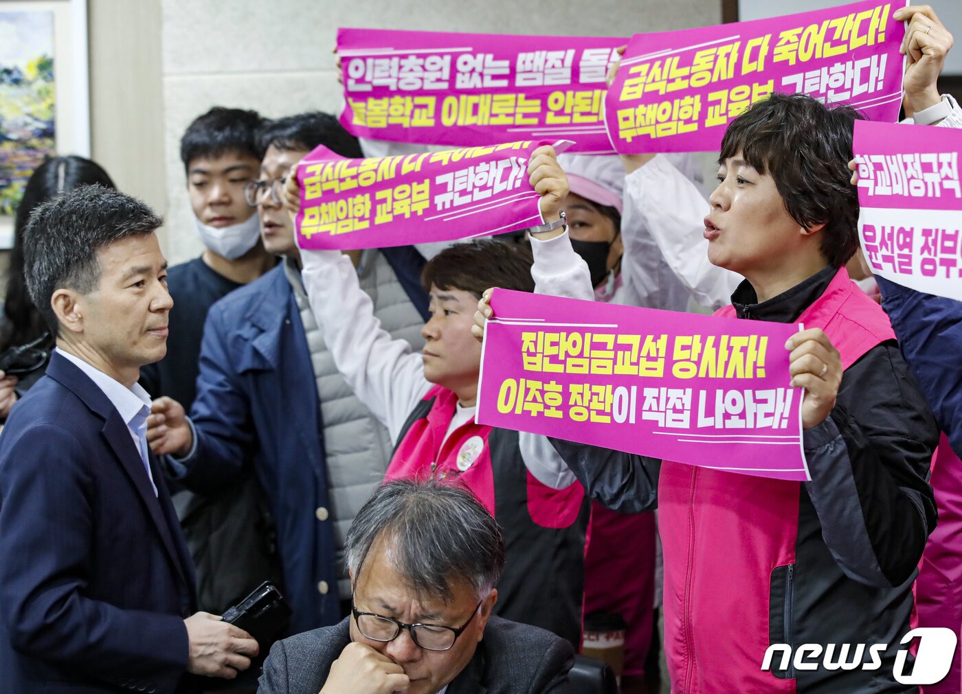본문 이미지 - 민주노총 학교비정규직 노조의 총파업을 하루 앞둔 30일 조합원들이 서울 영등포구 한국교육시설안전원에서 학교급식실 종사자의 폐암 관련 대책 등을 요구하며 제1차 교원역량혁신 추진위원회에 참석하는 이주호 사회부총리 겸 교육부 장관과 면담을 요청하고 있다. 조합원들은 이곳에서 끝내 이주호 장관을 만나지 못했다. 2023.3.30/뉴스1 ⓒ News1 김도우 기자