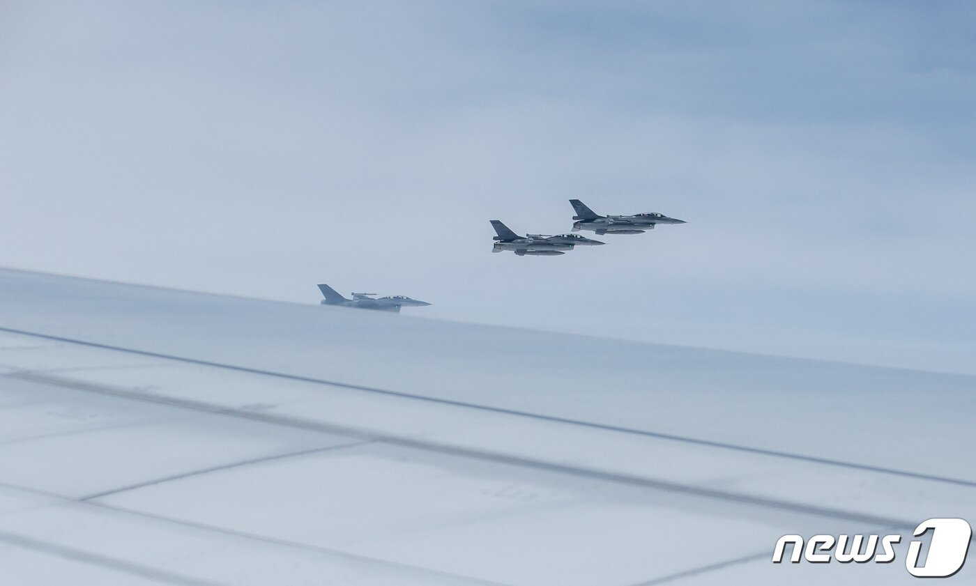본문 이미지 - 30일 대만 공군의 F-16 전투기들이 차이잉원 대만 총통이 탑승한 전용기를 보호하고 있다. 차이 총통은 이날부터 4월 7일까지 미국을 경유해 중미 과테말라와 벨리즈를 방문한 뒤 다시 미국을 거쳐 귀국할 예정이다. ⓒ 로이터=뉴스1 ⓒ News1 강민경 기자