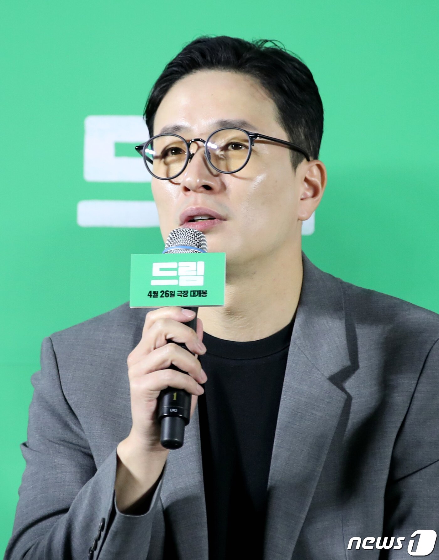 본문 이미지 - 이병헌 감독이 30일 서울 성동구 메가박스 성수점에서 열린 영화 '드림' 제작보고회에서 인사말을 하고 있다. '드림'은 개념 없는 전직 축구선수 홍대(박서준 분)와 열정 없는 PD 소민(이지은 분)이 집 없는 오합지졸 국대 선수들과 함께 불가능한 꿈에 도전하는 이야기 그린 작품이다, 2023.3.30/뉴스1 ⓒ News1 권현진 기자