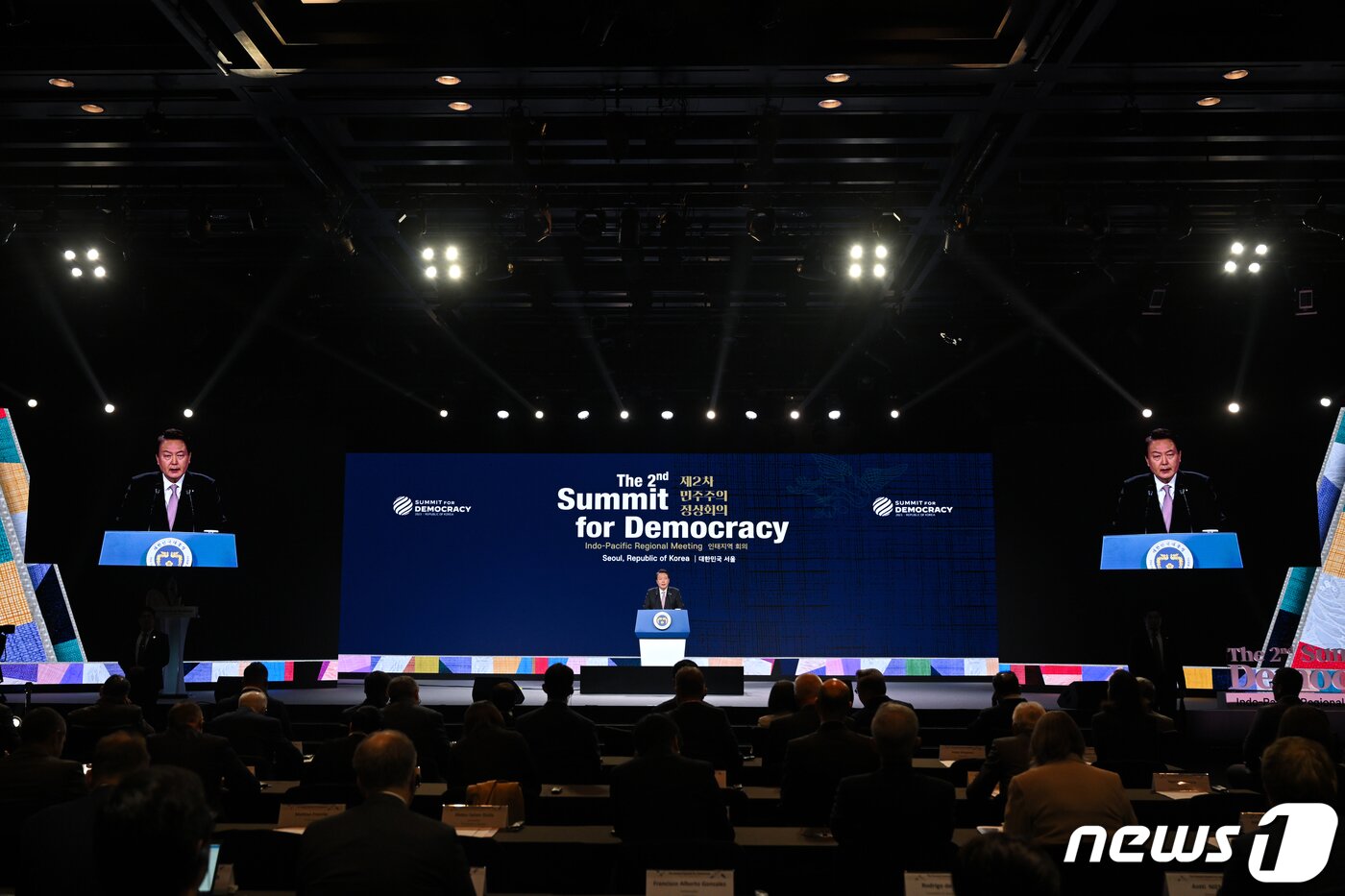 본문 이미지 - 윤석열 대통령이 30일 오전 서울 중구 신라호텔에서 열린 제2차 민주주의 정상회의 인태(印太)지역회의에서 환영사를 하고 있다. (대통령실 제공) 2023.3.30/뉴스1 ⓒ News1 오대일 기자