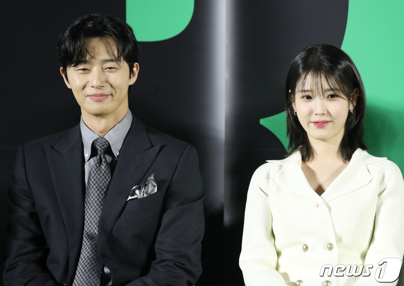 (서울=뉴스1) 권현진 기자 = 배우 박서준과 아이유(오른쪽)가 30일 서울 성동구 메가박스 성수점에서 열린 영화 '드림'(감독 이병헌) 제작보고회에서 미소를 짓고 있다.'드림'은 …