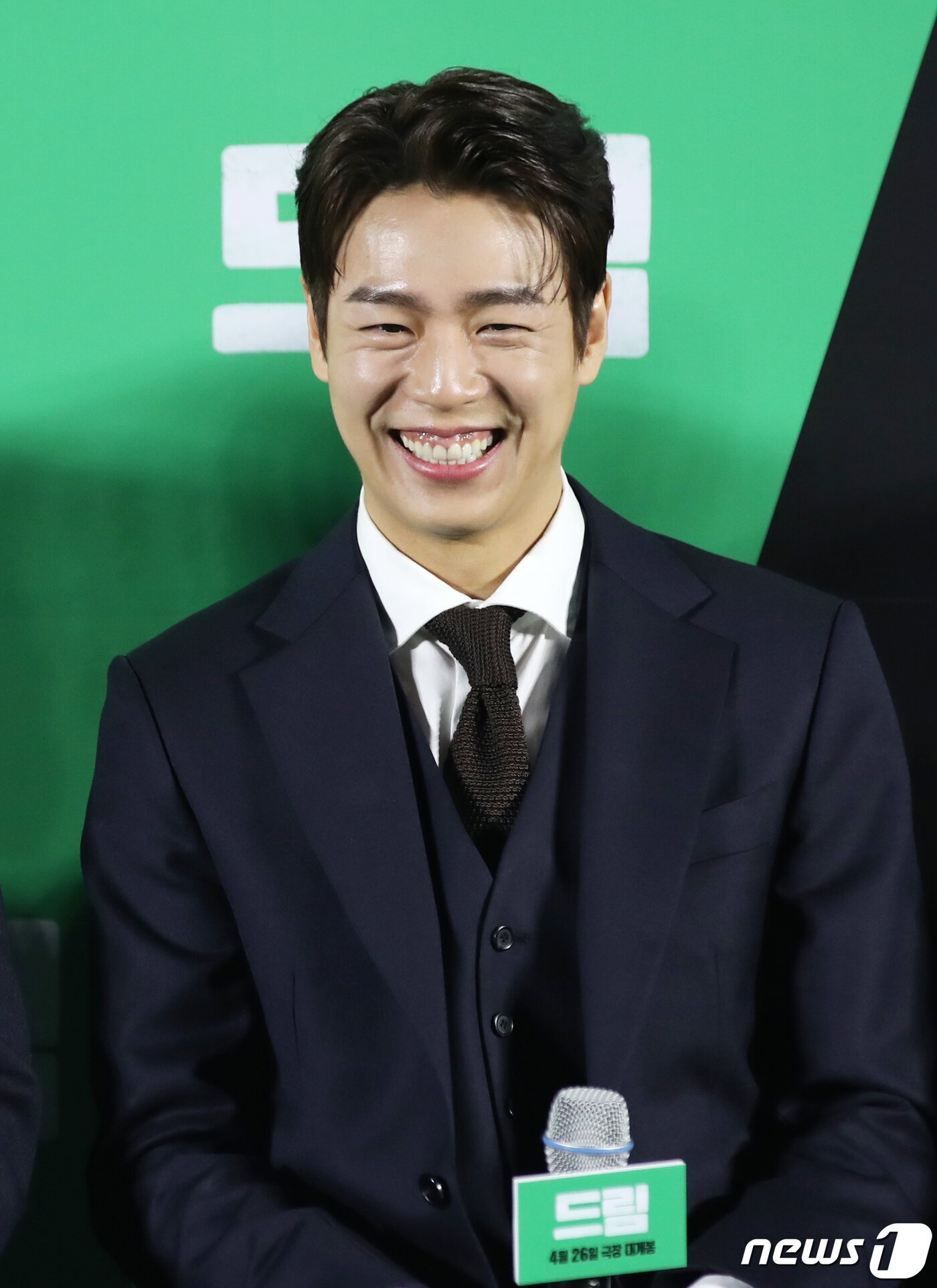 본문 이미지 - 배우 이현우가 30일 서울 성동구 메가박스 성수점에서 열린 영화 '드림'(감독 이병헌) 제작보고회에서 미소를 짓고 있다. '드림'은 개념 없는 전직 축구선수 홍대(박서준 분)와 열정 없는 PD 소민(이지은 분)이 집 없는 오합지졸 국대 선수들과 함께 불가능한 꿈에 도전하는 이야기 그린 작품이다, 2023.3.30/뉴스1 ⓒ News1 권현진 기자