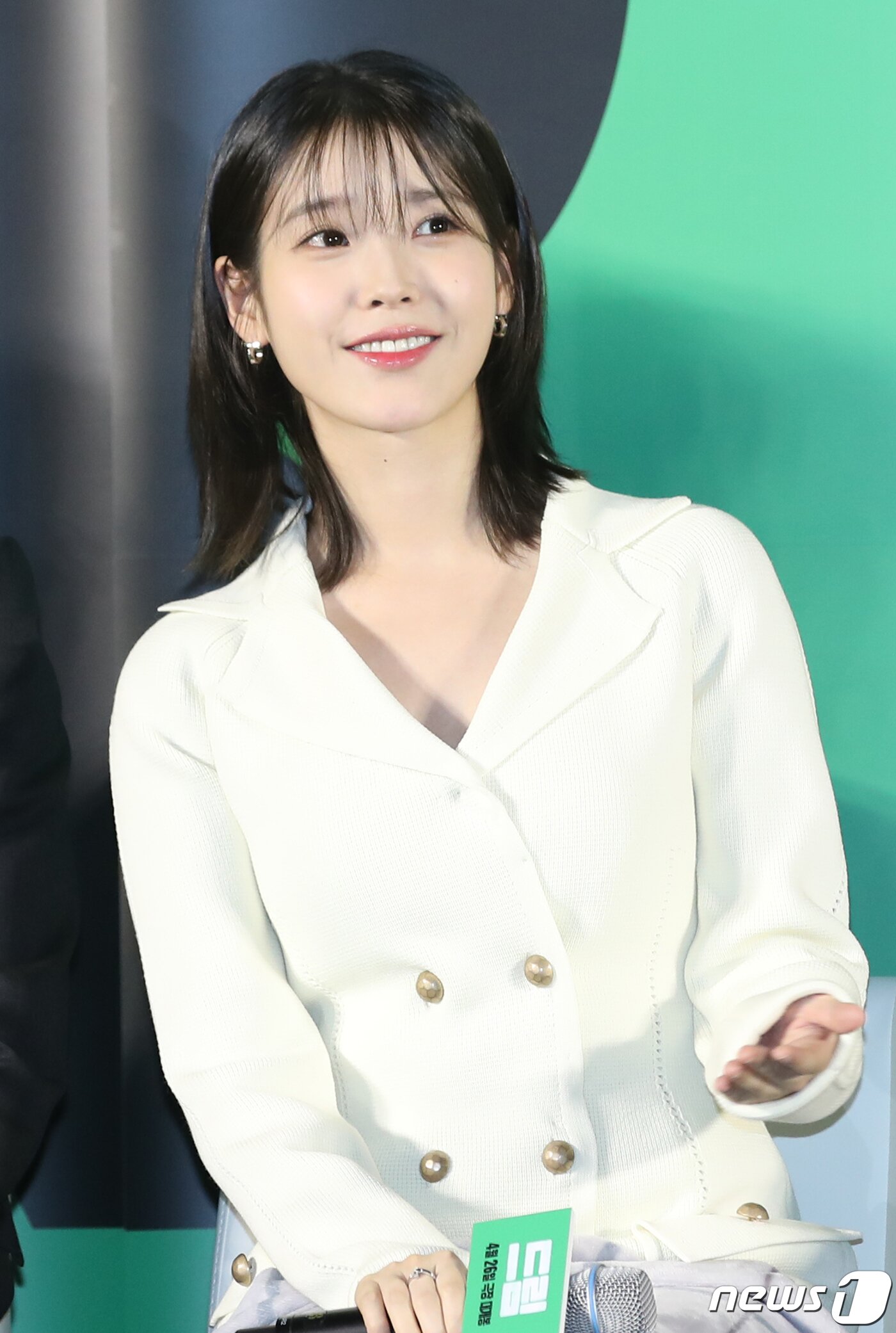 본문 이미지 - 배우 아이유(본명 이지은)가 30일 서울 성동구 메가박스 성수점에서 열린 영화 '드림'(감독 이병헌) 제작보고회에서 사랑스러운 미소를 짓고 있다. ⓒ News1 권현진 기자