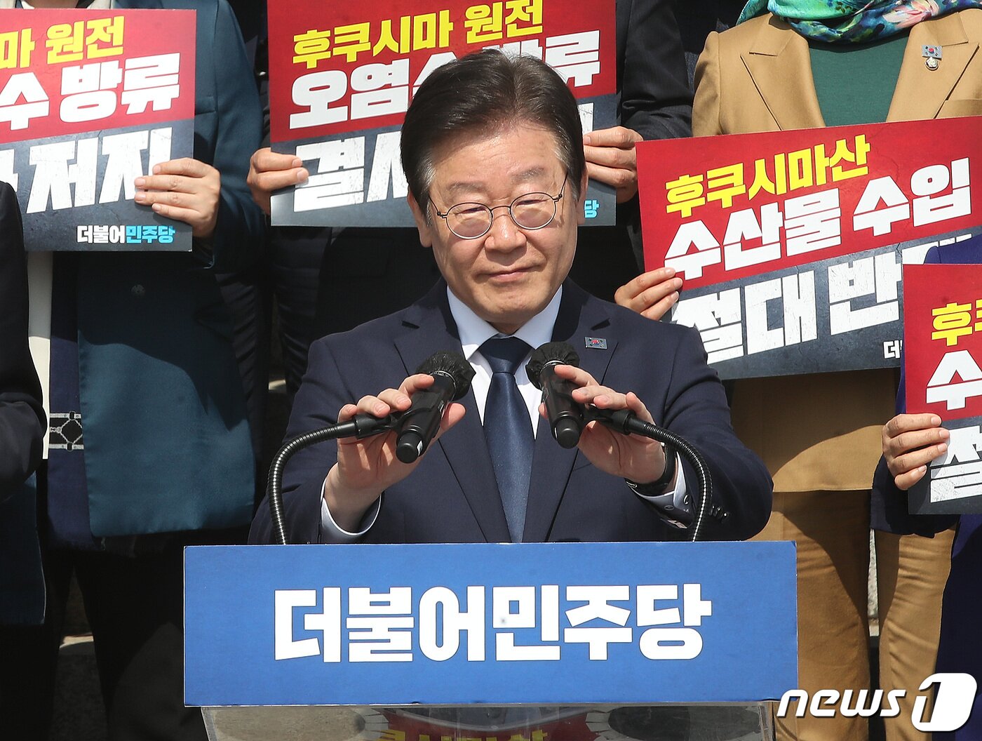 본문 이미지 - 이재명 더불어민주당 대표가 30일 오전 서울 영등포구 여의도 국회 본관 앞 계단에서 열린 후쿠시마산 수산물 수입 반대 및 대일 굴욕외교 규탄대회에서 발언을 하고 있다. 2023.3.30/뉴스1 ⓒ News1 임세영 기자