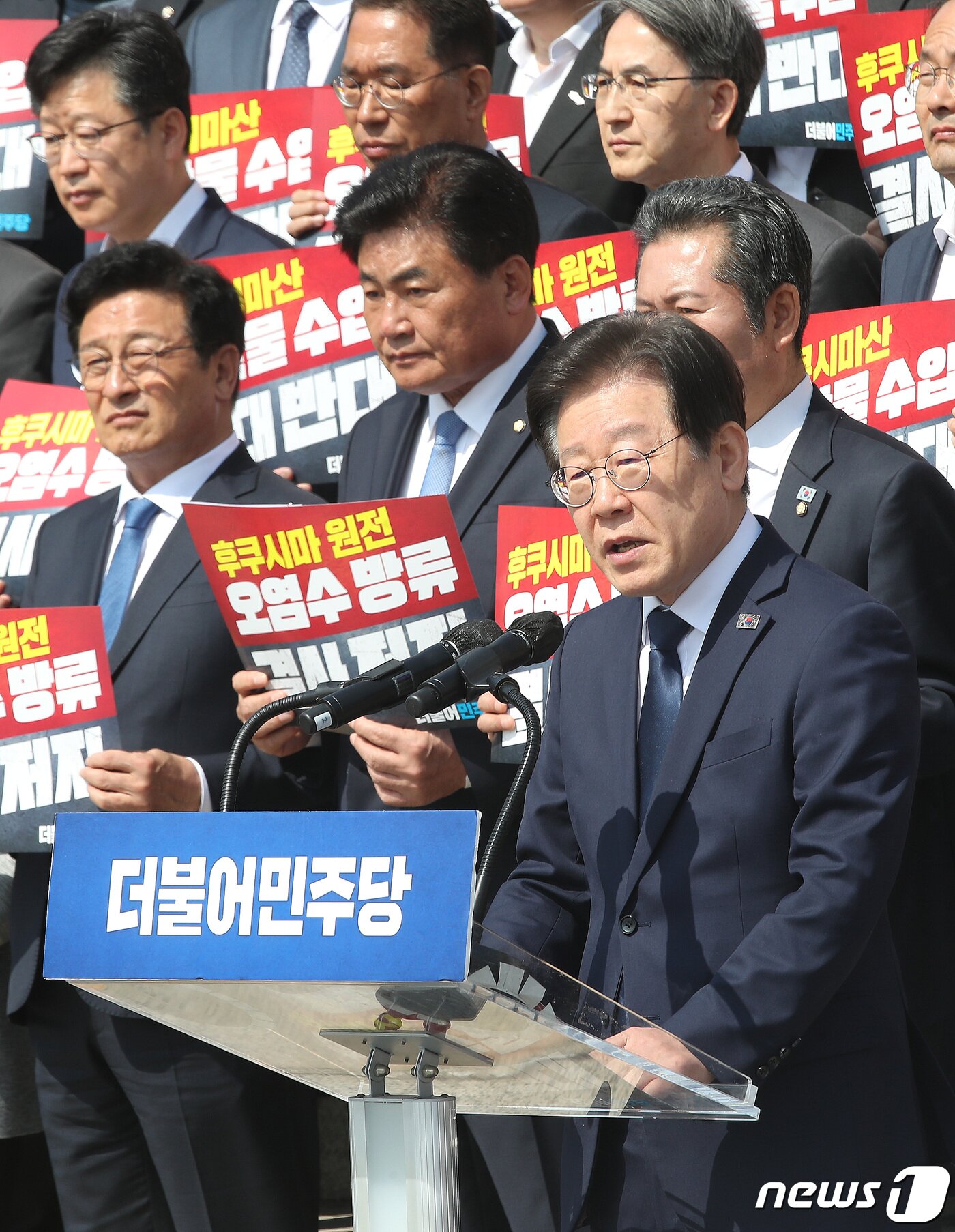 본문 이미지 - 이재명 더불어민주당 대표가 30일 오전 서울 영등포구 여의도 국회 본관 앞 계단에서 열린 후쿠시마산 수산물 수입 반대 및 대일 굴욕외교 규탄대회에서 발언을 하고 있다. 2023.3.30/뉴스1 ⓒ News1 임세영 기자