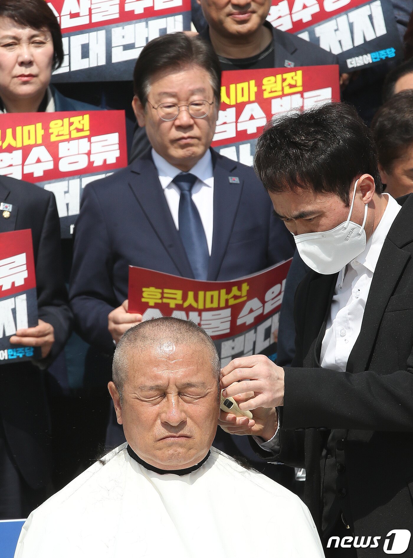 본문 이미지 - 윤재갑 더불어민주당 의원이 30일 오전 서울 영등포구 여의도 국회 본관 앞 계단에서 열린 후쿠시마산 수산물 수입 반대 및 대일 굴욕외교 규탄대회에서 삭발을 하고 있다. 2023.3.30/뉴스1 ⓒ News1 임세영 기자