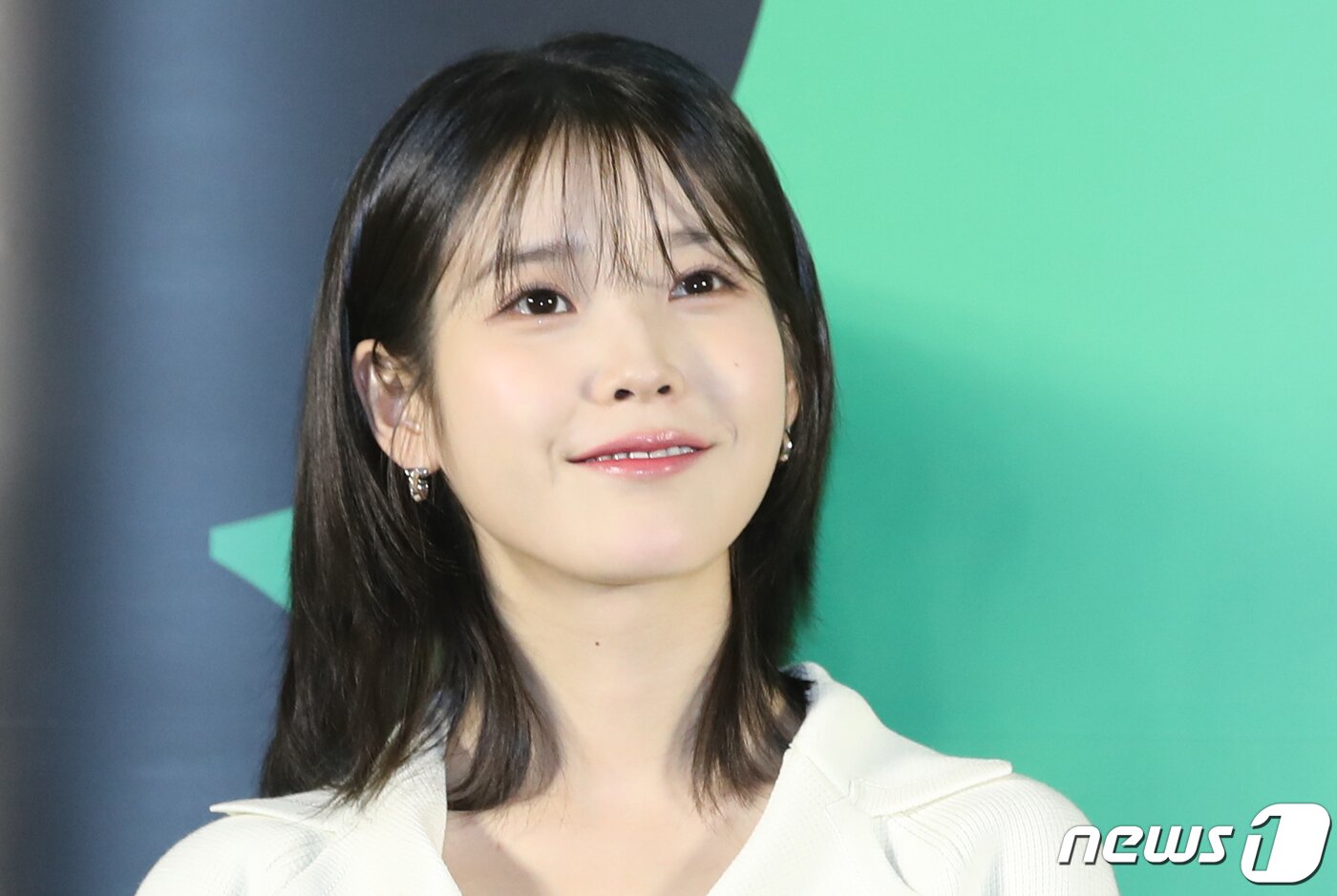 본문 이미지 - 배우 아이유(본명 이지은)가 30일 서울 성동구 메가박스 성수점에서 열린 영화 '드림'(감독 이병헌) 제작보고회에서 미소를 짓고 있다. '드림'은 개념 없는 전직 축구선수 홍대(박서준 분)와 열정 없는 PD 소민(이지은 분)이 집 없는 오합지졸 국대 선수들과 함께 불가능한 꿈에 도전하는 이야기 그린 작품이다, 2023.3.30/뉴스1 ⓒ News1 권현진 기자