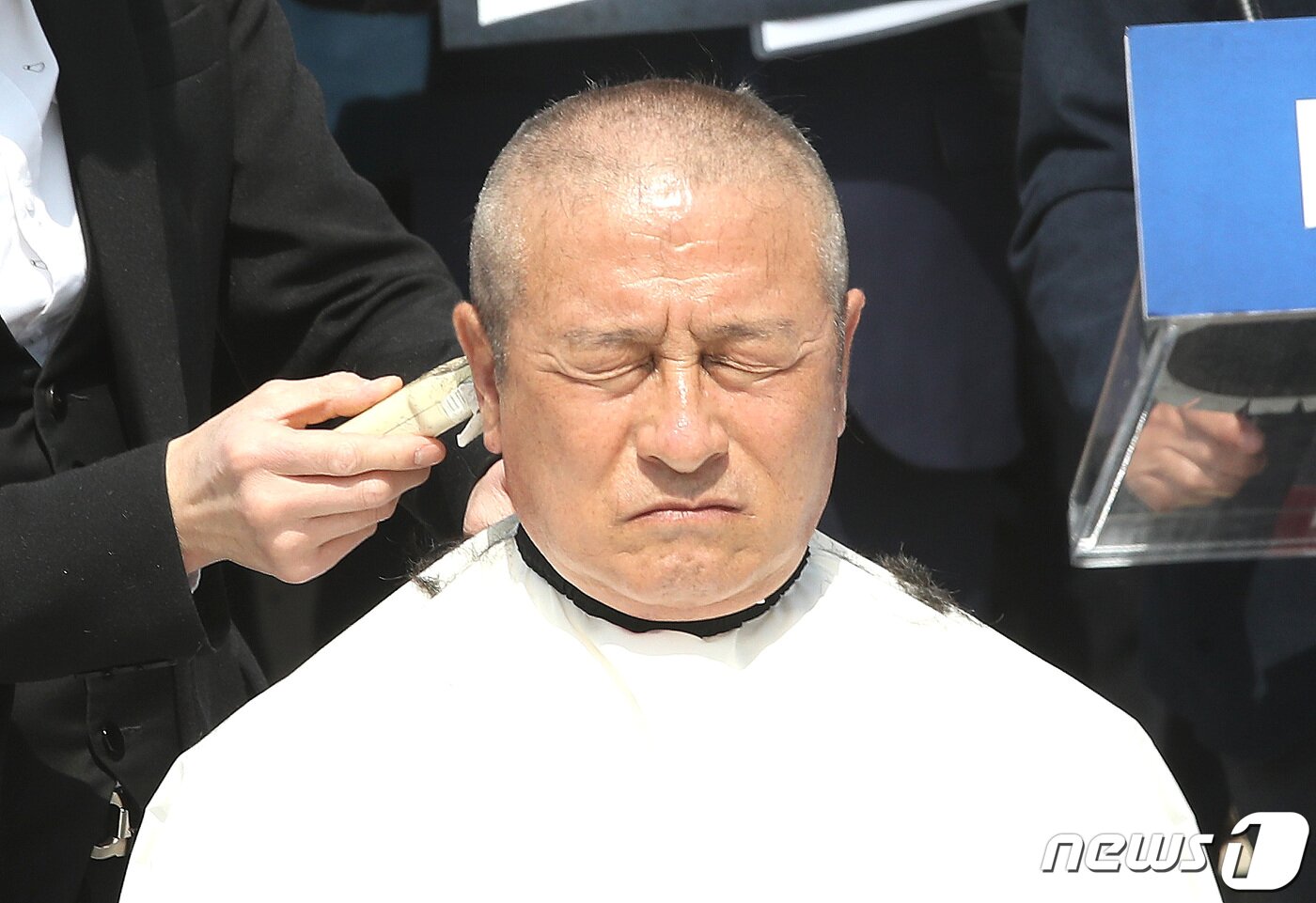 본문 이미지 - 윤재갑 더불어민주당 의원이 30일 오전 서울 영등포구 여의도 국회 본관 앞 계단에서 열린 후쿠시마산 수산물 수입 반대 및 대일 굴욕외교 규탄대회에서 삭발을 하고 있다. 2023.3.30/뉴스1 ⓒ News1 임세영 기자