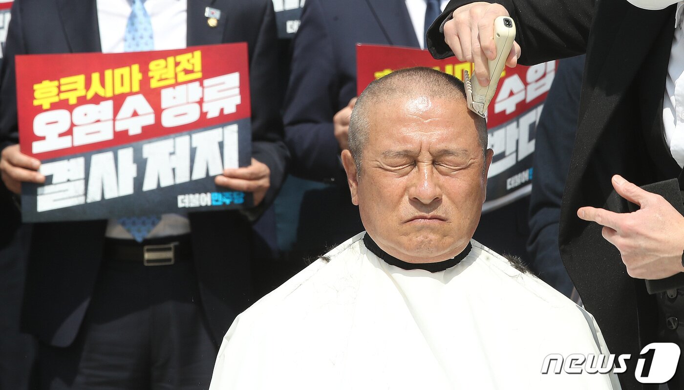 본문 이미지 - 윤재갑 더불어민주당 의원이 30일 오전 서울 영등포구 여의도 국회 본관 앞 계단에서 열린 후쿠시마산 수산물 수입 반대 및 대일 굴욕외교 규탄대회에서 삭발을 하고 있다. 2023.3.30/뉴스1 ⓒ News1 임세영 기자