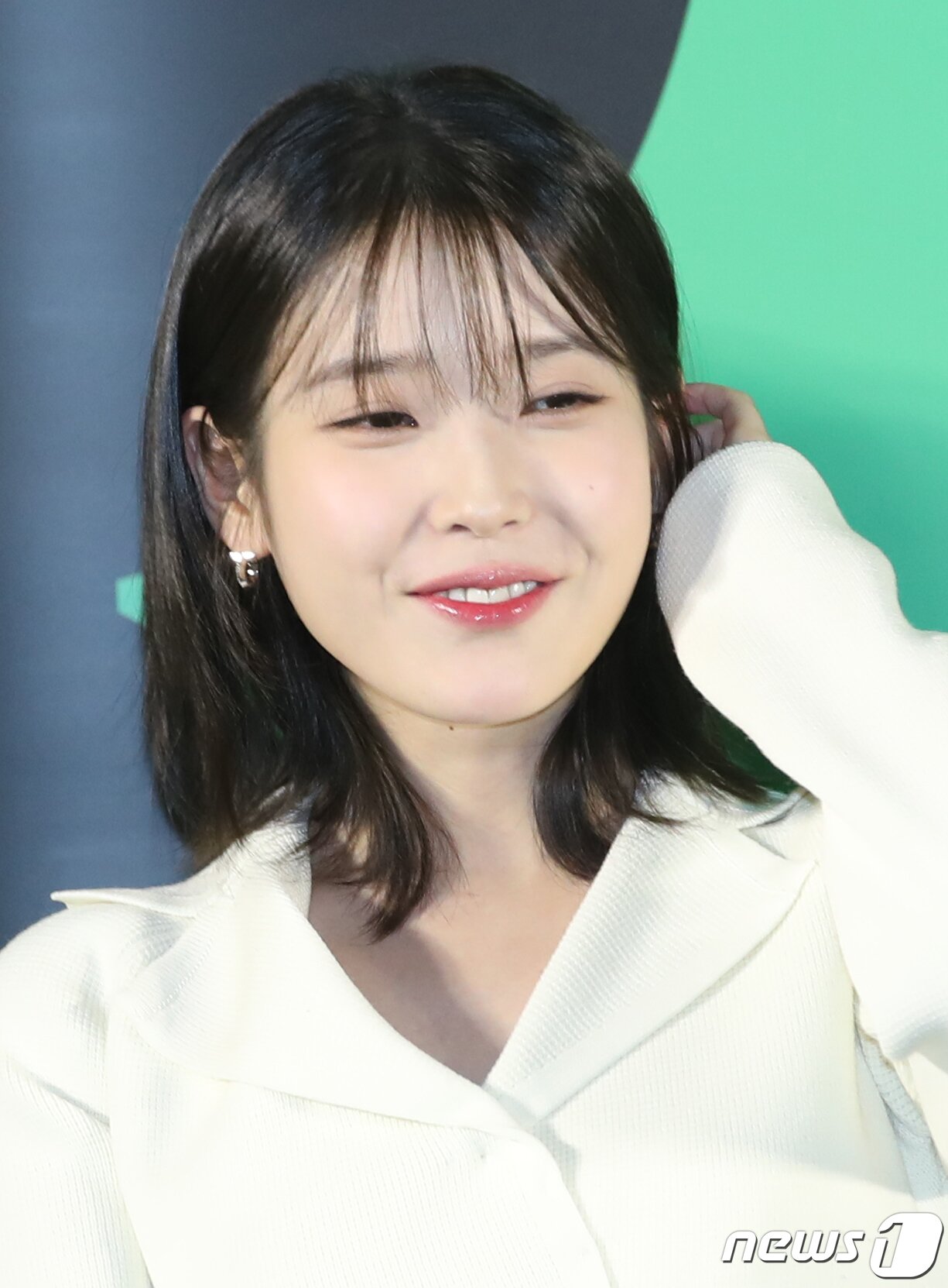 본문 이미지 - 배우 아이유(본명 이지은)가 30일 서울 성동구 메가박스 성수점에서 열린 영화 '드림'(감독 이병헌) 제작보고회에서 미소를 짓고 있다. ⓒ News1 권현진 기자