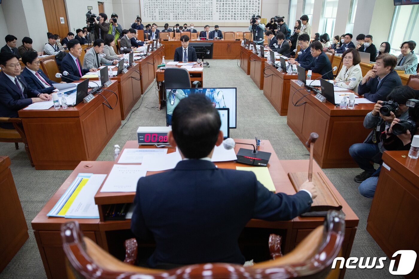 본문 이미지 - 김도읍 국회 법제사법위원회 위원장이 30일 오전 서울 여의도 국회에서 열린 법제사법위원회 전체회의에서 의사봉을 두드리고 있다. 2023.3.30/뉴스1 ⓒ News1 이재명 기자